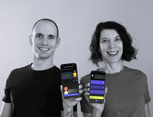 Die beiden MindRooted Gründer mit der MindRooted App