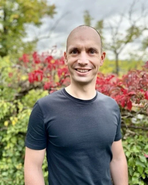 Jakob, Mitgründer von MindRooted, unterstützt Menschen dabei, gesunde Grenzen zu setzen und nachhaltige Veränderungen im Alltag zu entwickeln.