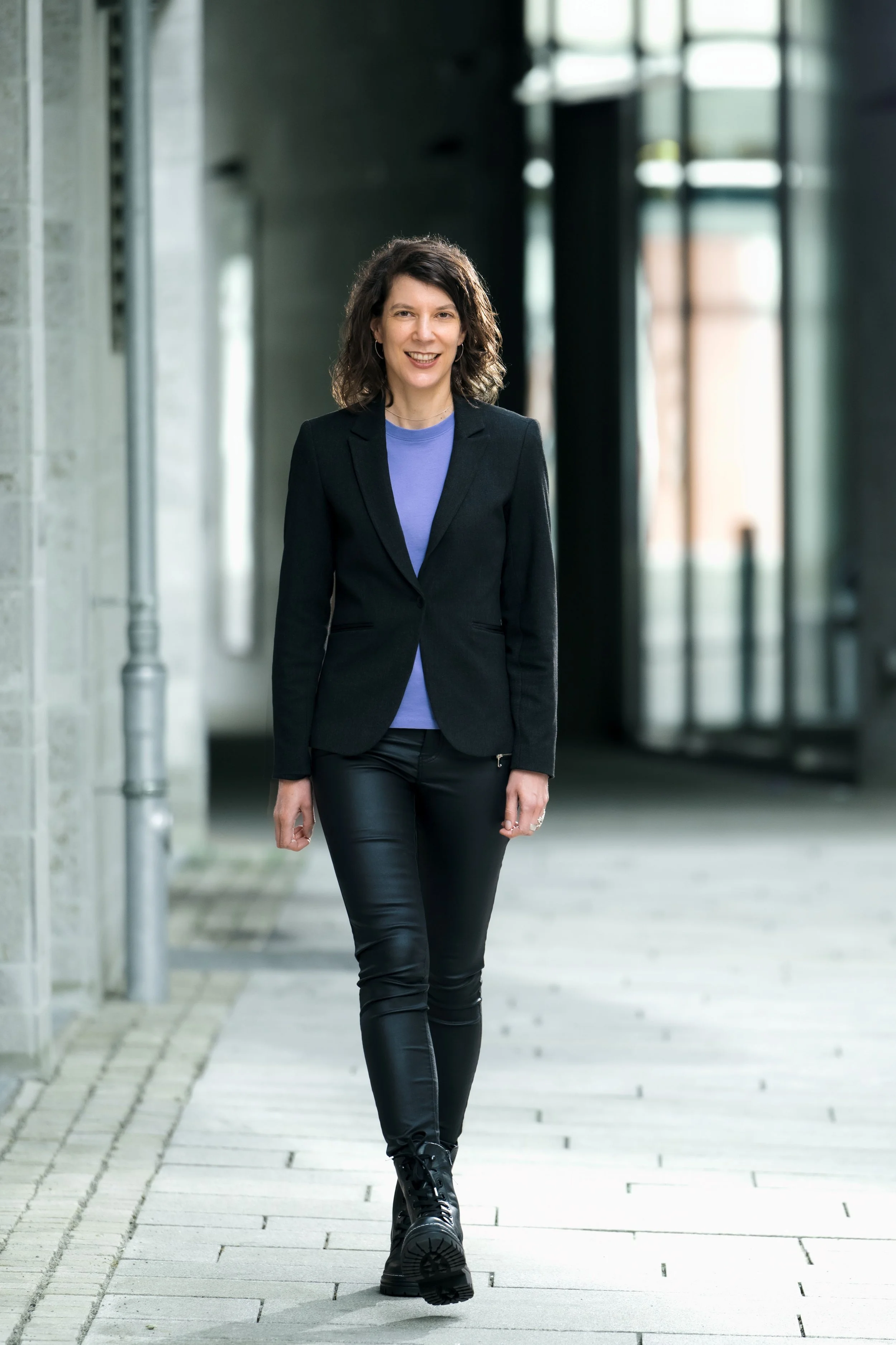 Selbstsicher gehende Frau im modernen Business-Look als Symbol für Selbstwert und Abgrenzung