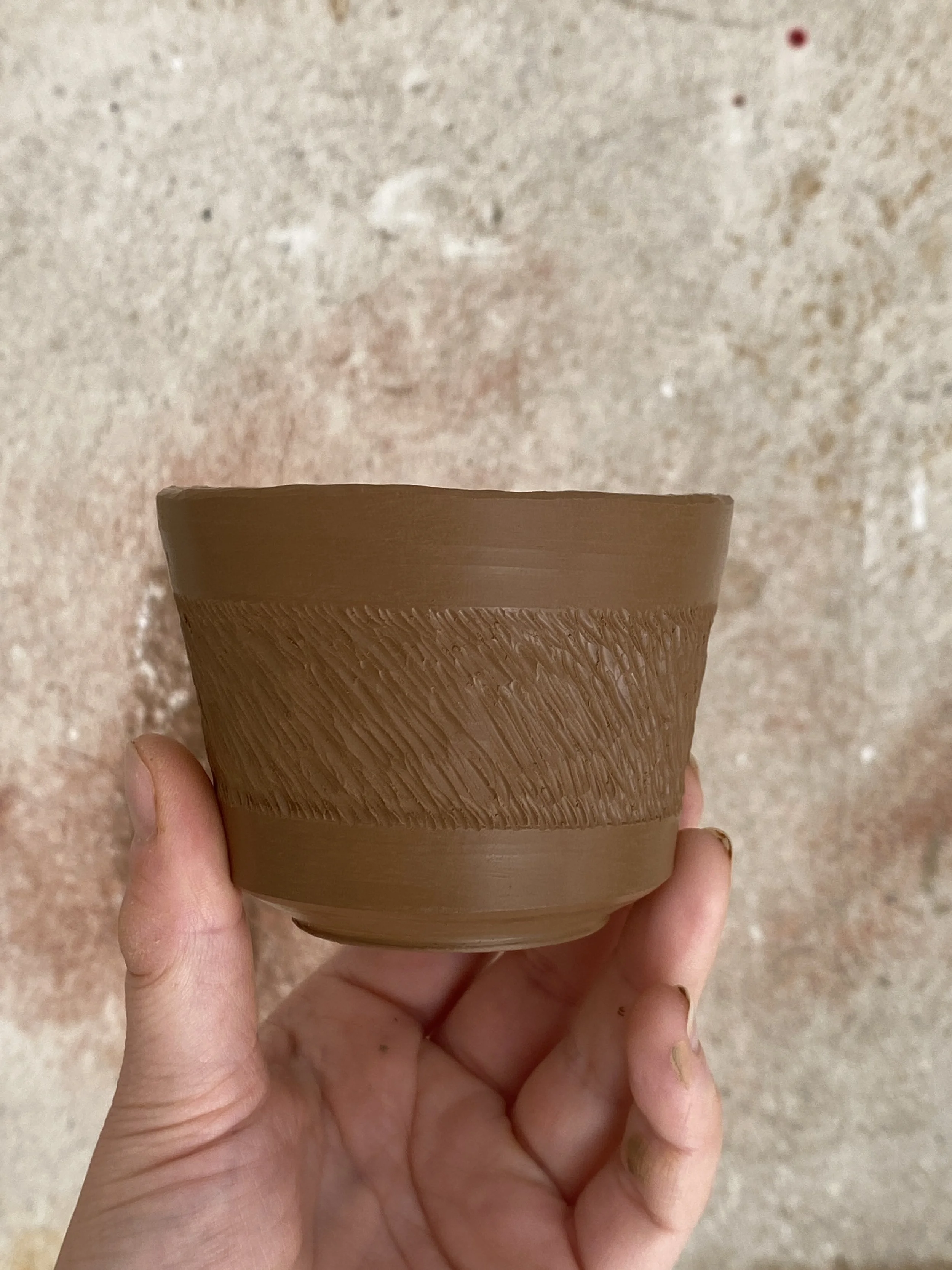Nygjord kopp med ristat mönster. En härlig textur att hålla i medan man dricker sitt morgonkaffe. Denna kopp har inte ens torkat på bilden utan är precis nygjord.