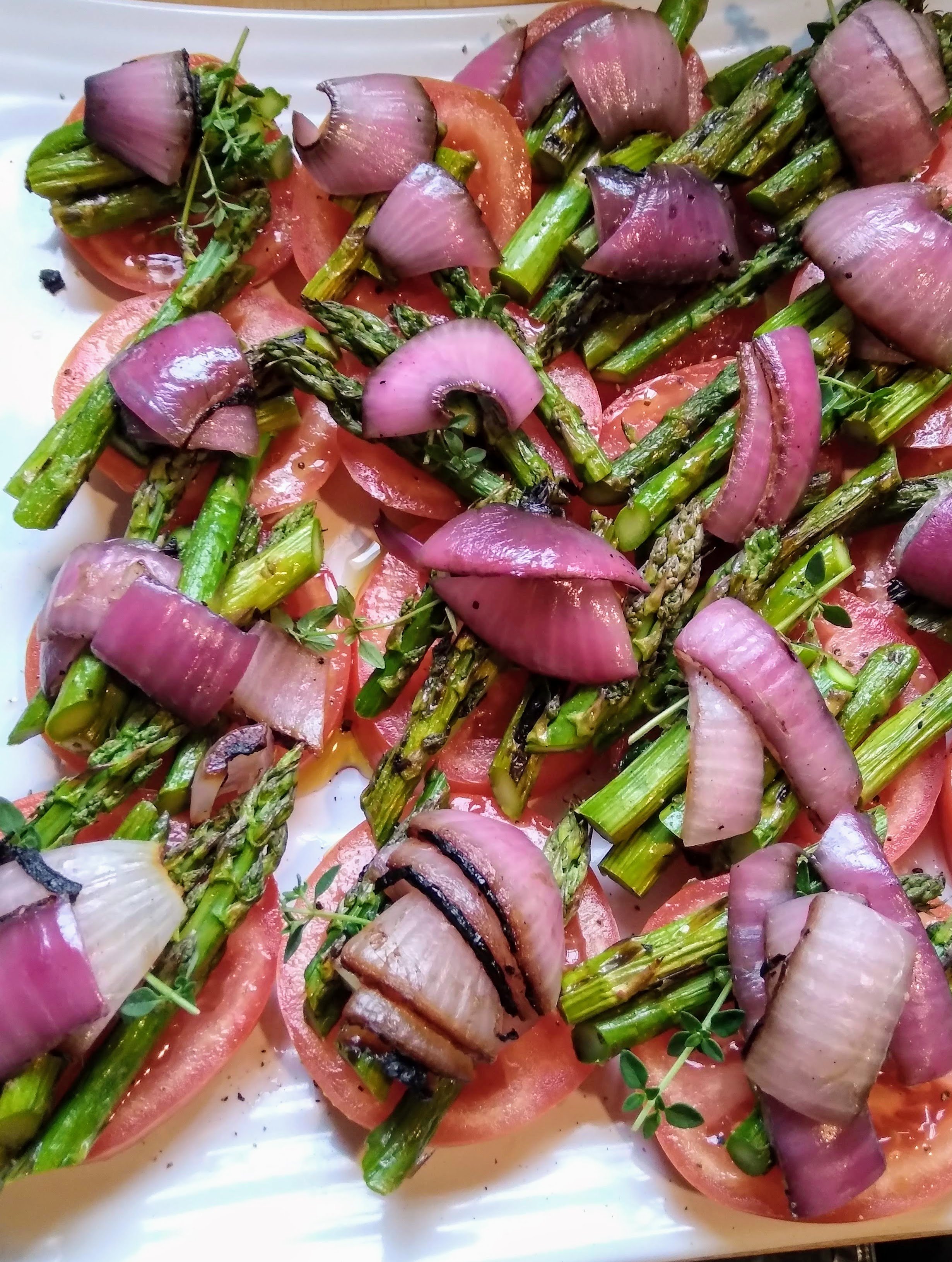 Grilled asparagus and red onion, open-fire BBQ side dish