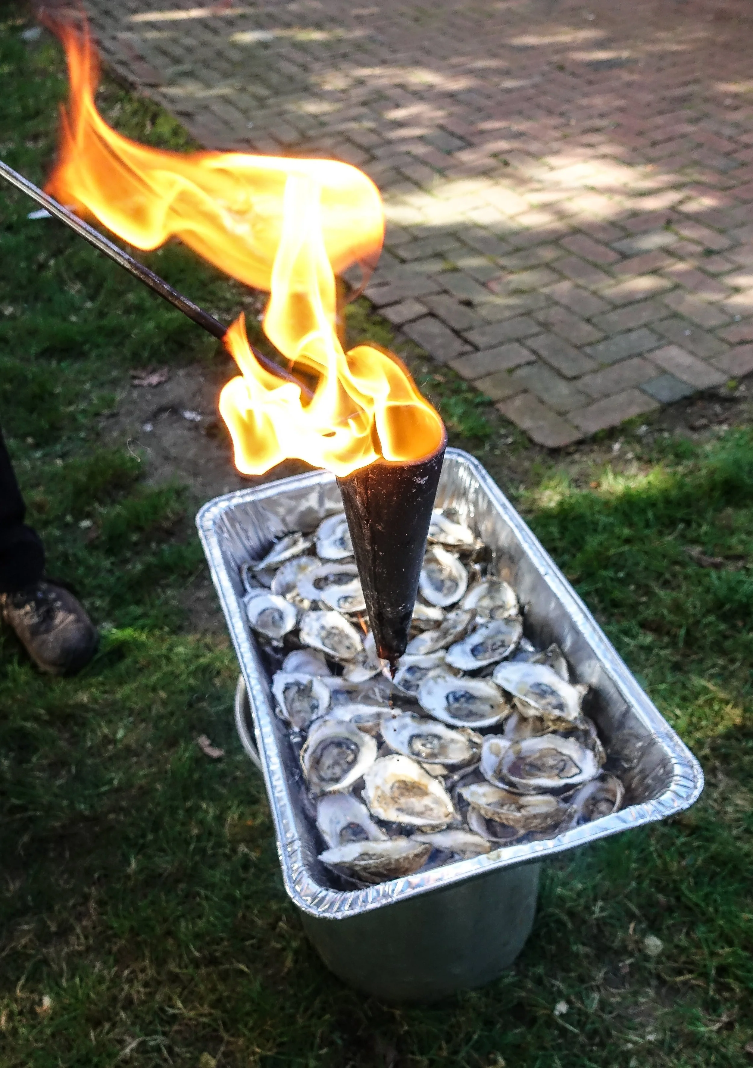 Flaming oyster flambadou, open-fire catering technique