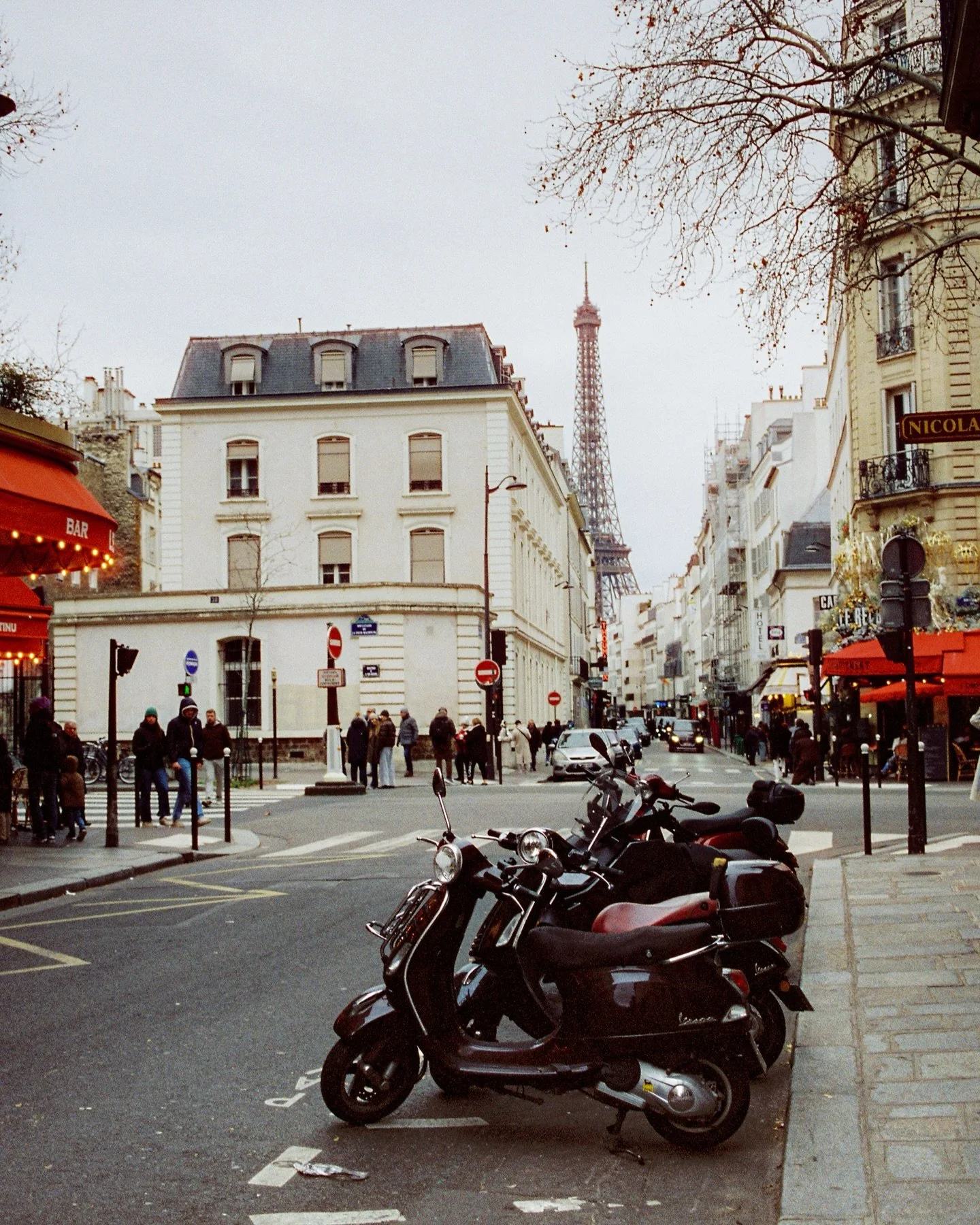 Paris on Cinestill 400

Scan and dev by @justshootfilmphotolab