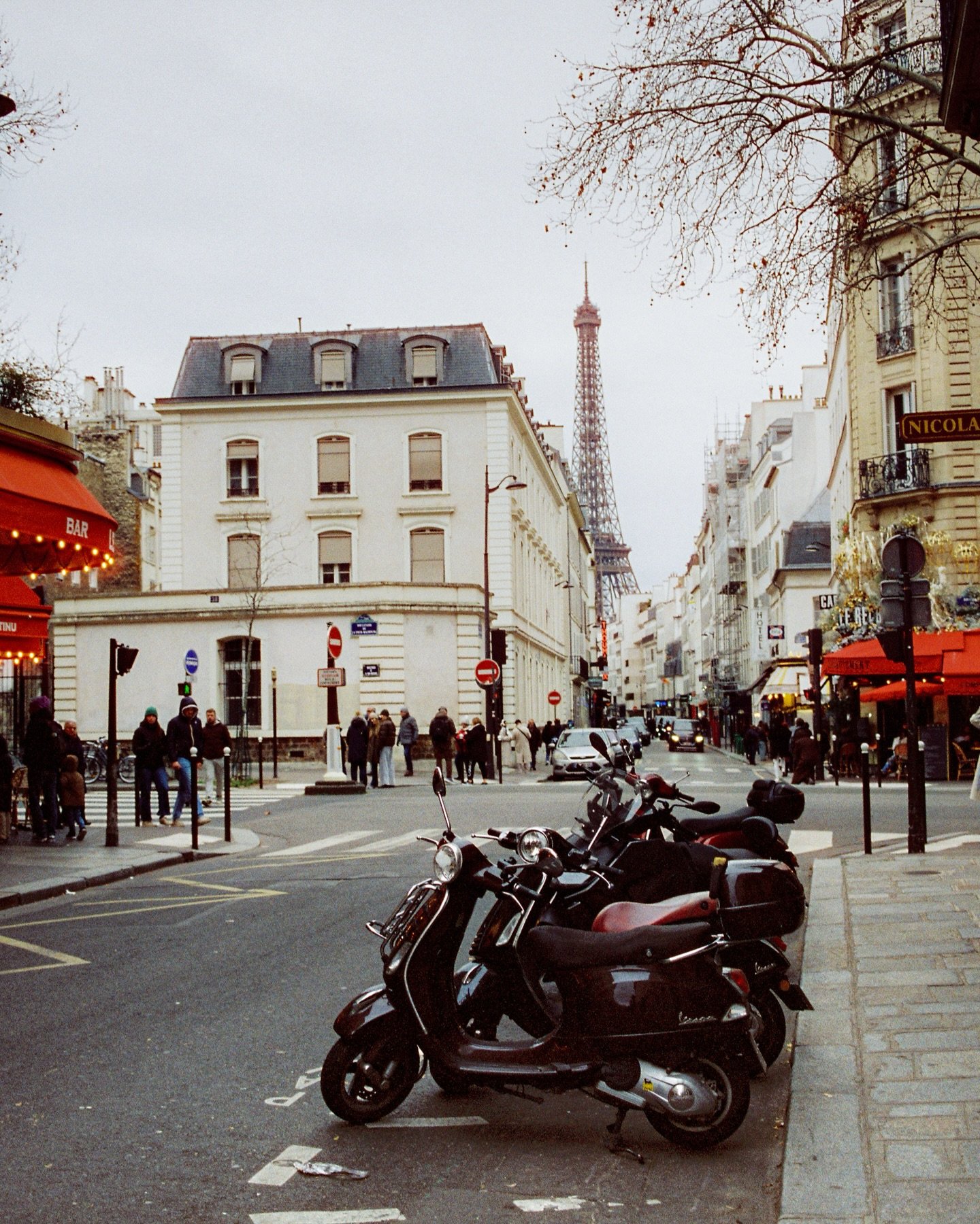 Paris on Cinestill 400

Scan and dev by @justshootfilmphotolab