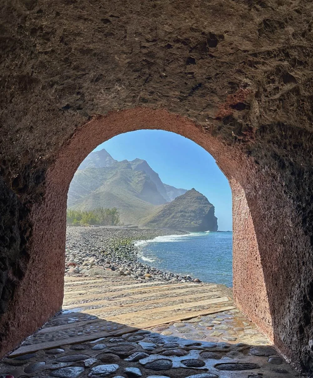 La Aldea de San Nicolas tunnel.jpg
