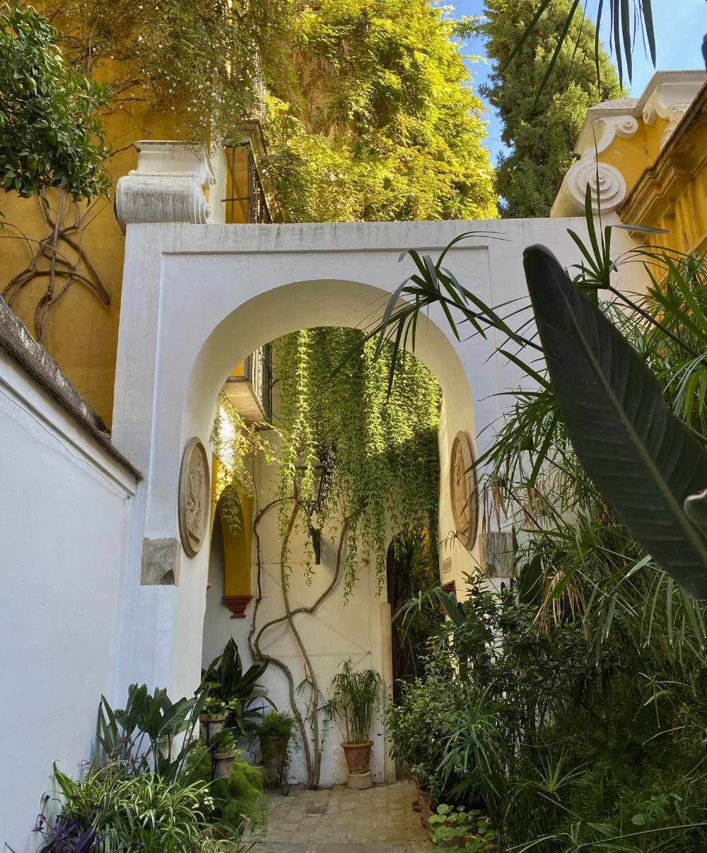 Entrance arch in garden las casas de la juderia seville.jpg