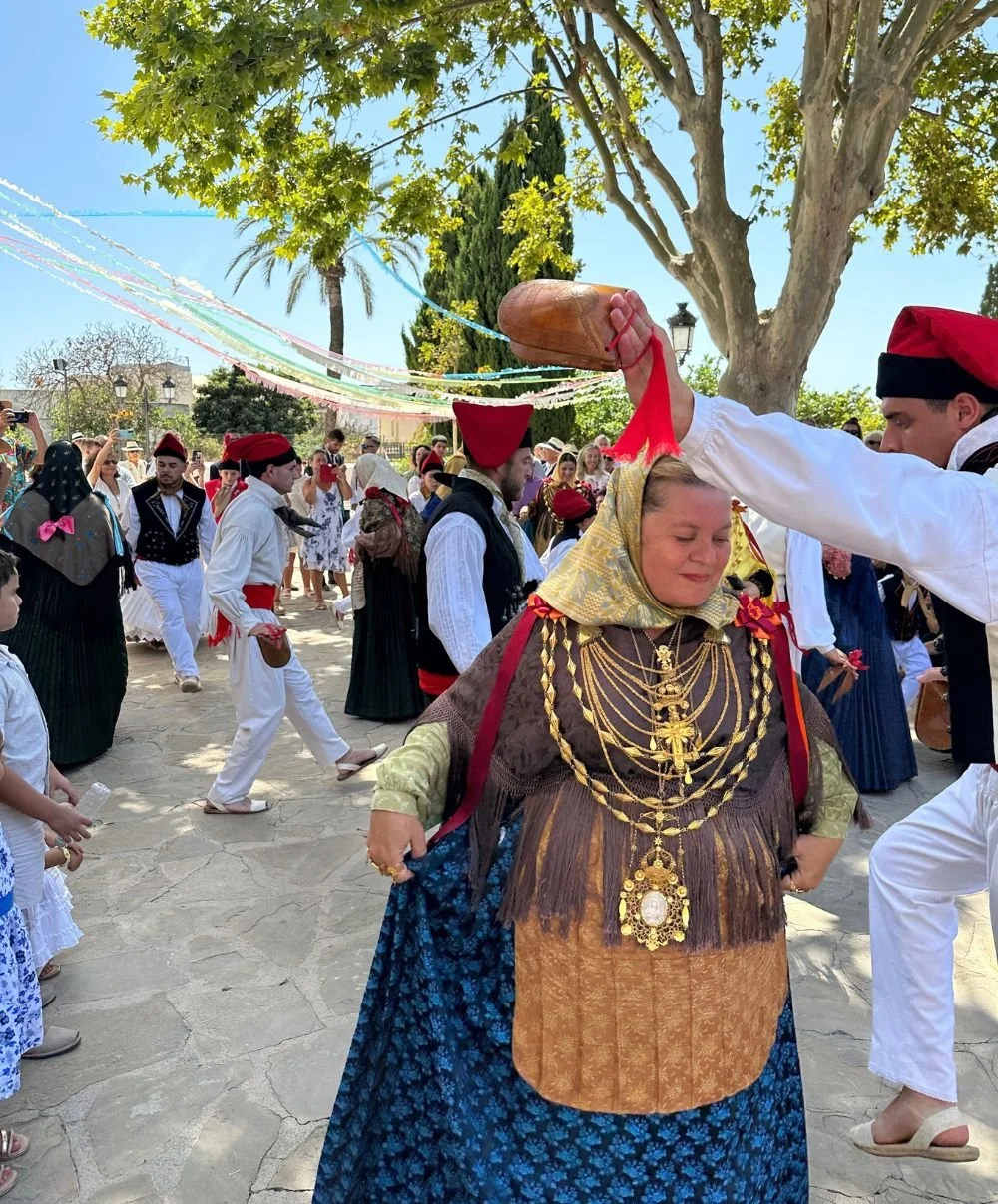 ball pages dancing in the plaza de la iglesia de jesus.jpg