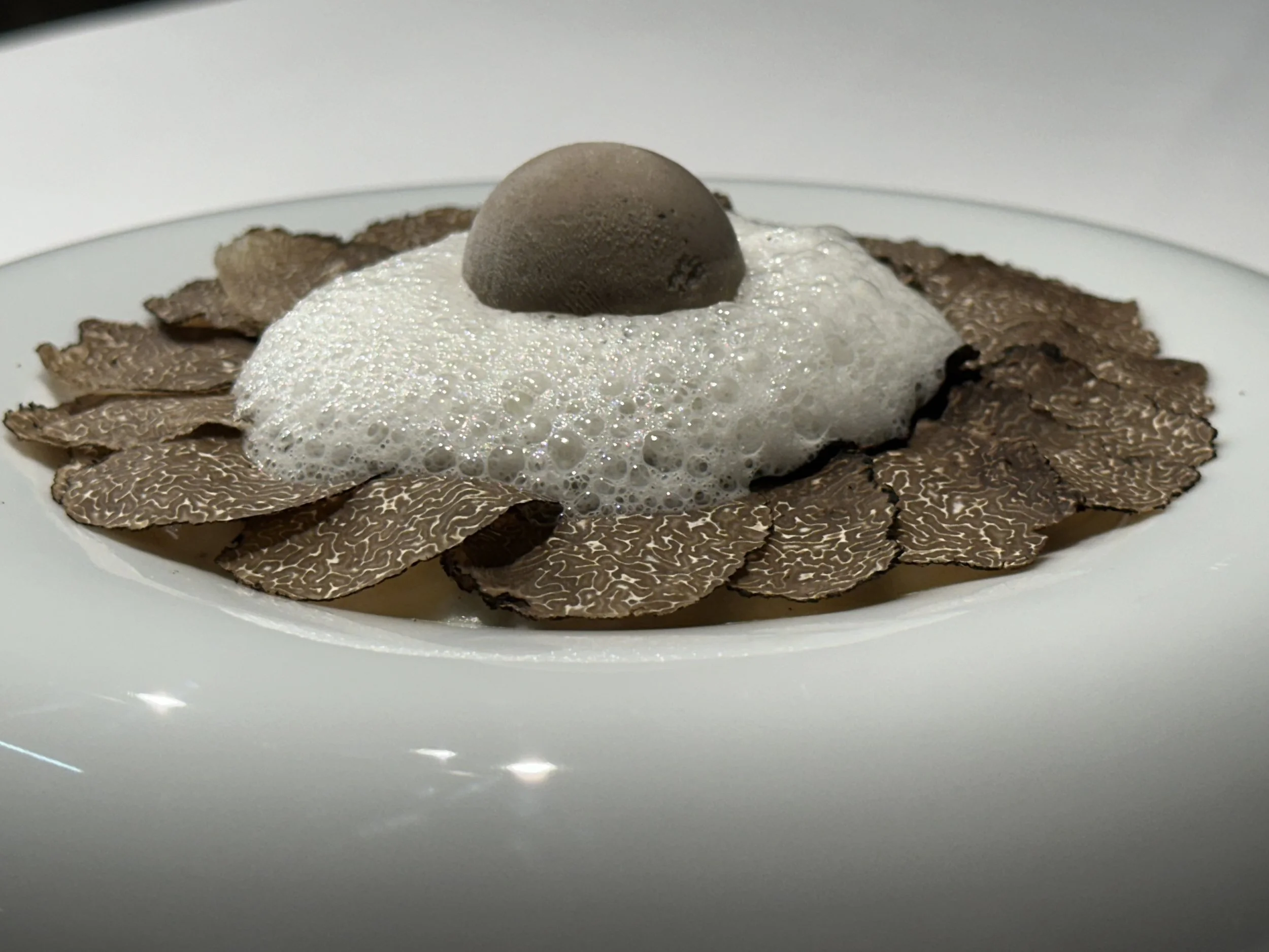 Black truffle Signature Risotto dish created by chef Mark de Korte, founder of Alma Nómada Studio.