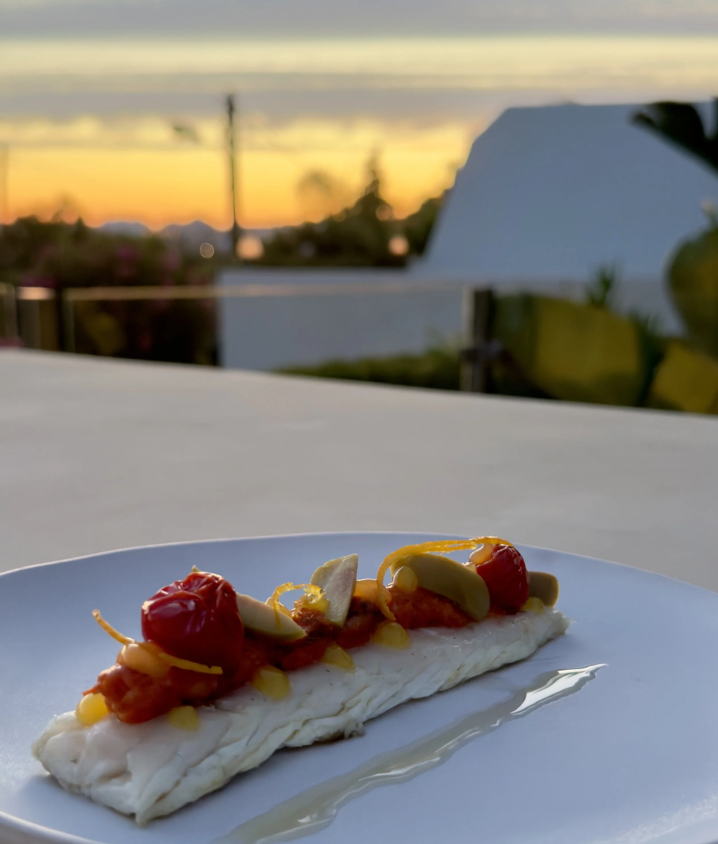 Mediterranean fine dining served outdoors at sunset by Alma Nómada.
