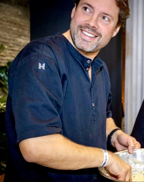 Chef Mark de Korte at work, bringing more than 27 years of fine dining experience to Alma Nómada Studio.