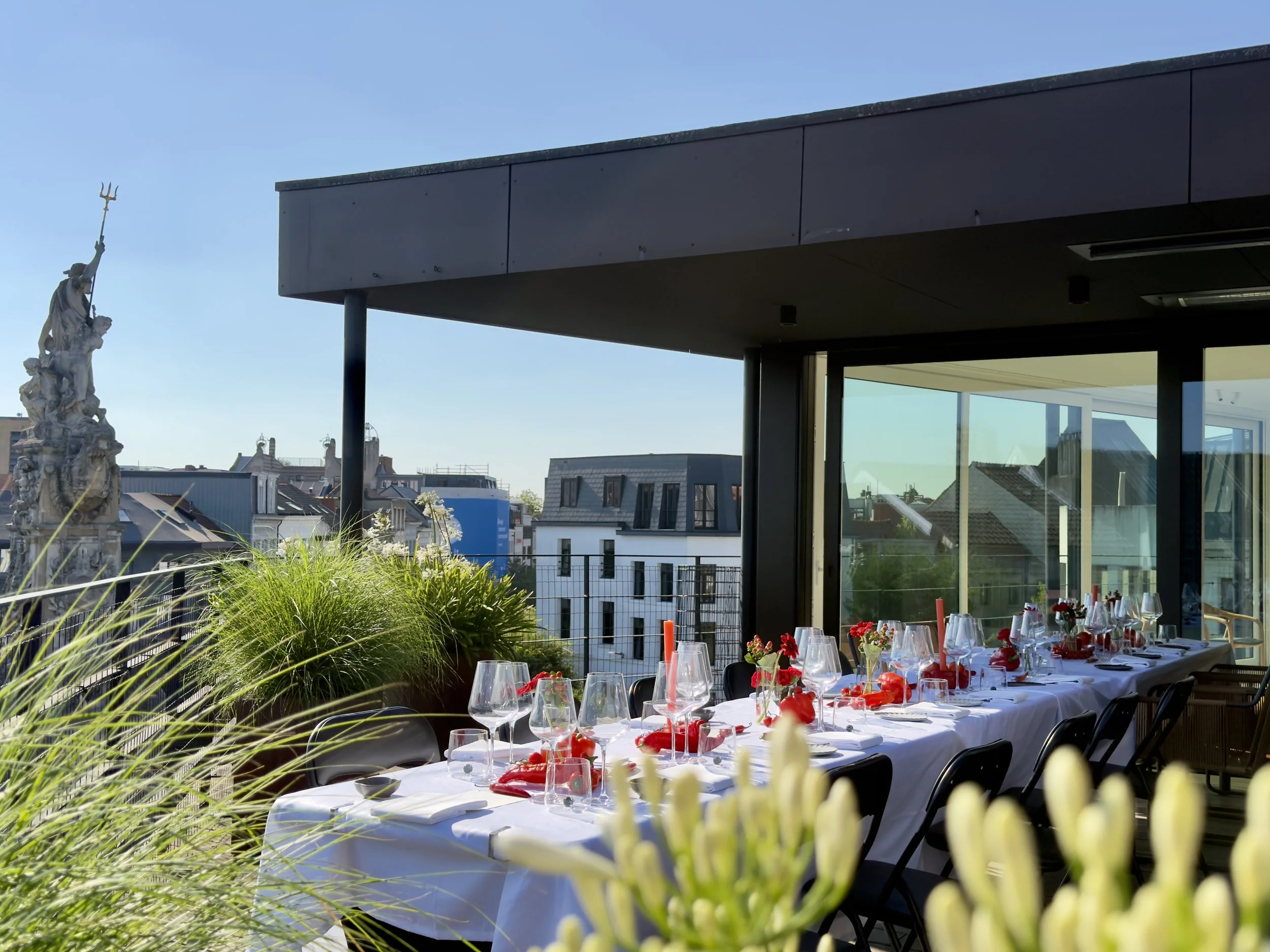     Outdoor private dining table prepared for a bespoke culinary experience by Alma Nómada Studio.