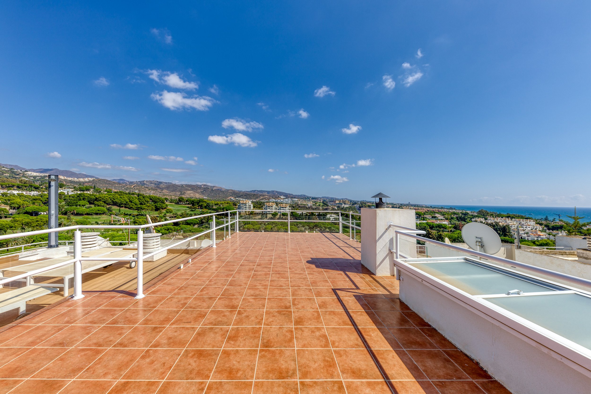 for-sale-renovated-three-bedroom-duplex-penthouse-rio-real-marbella-fs8795-3.jpg