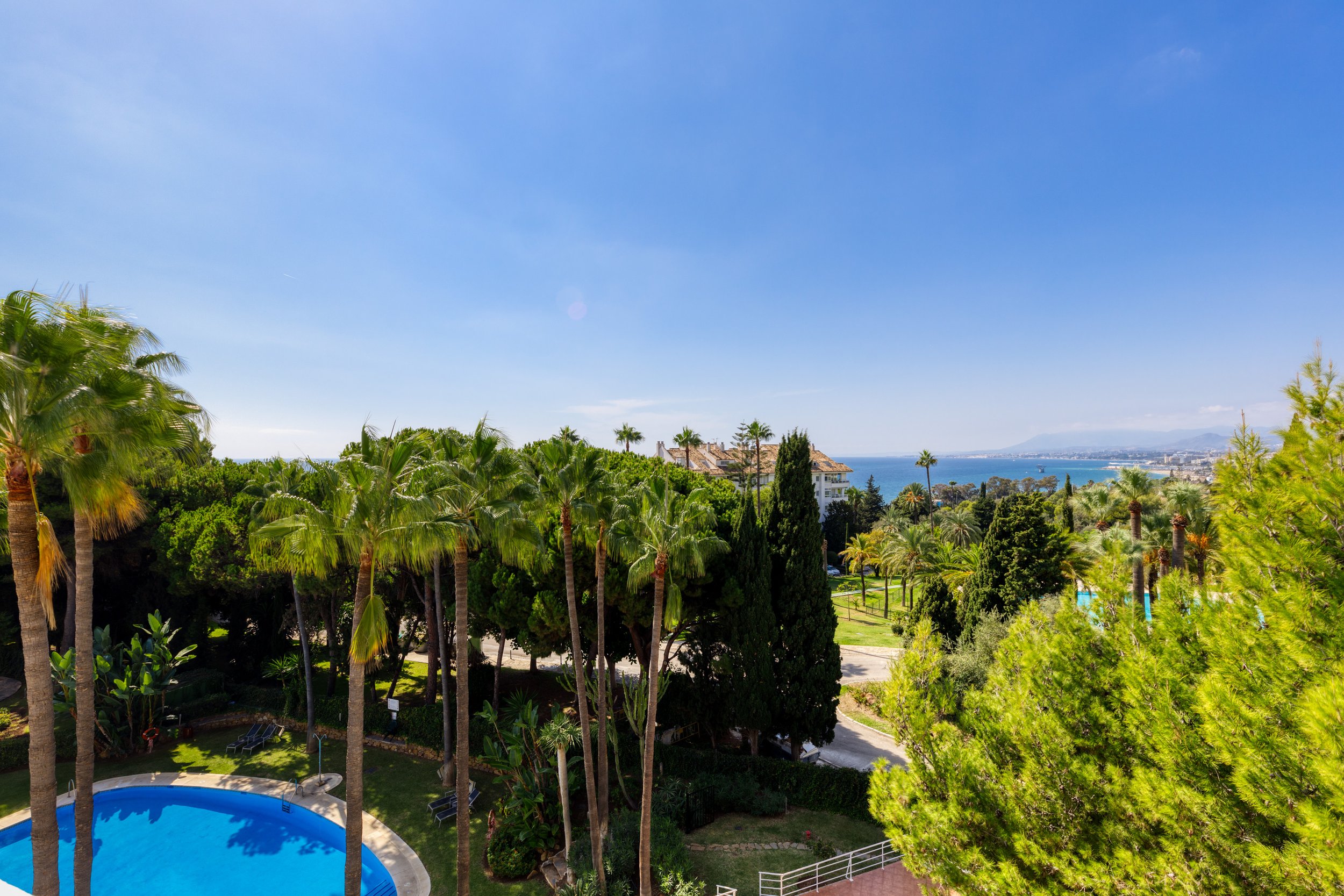for-sale-renovated-three-bedroom-duplex-penthouse-rio-real-marbella-fs8795-5.jpg