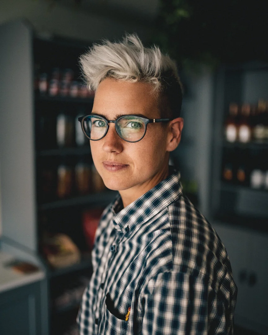 The face behind @mercearia.pistacio ✨

Lucas believes in a sustainable world, more conscious consumption, and in giving the best of national vegetable production to each of Pistacio's customers.

🥜digitalcontent: @mercearia.pistacio 🥜

WE THINK SOC