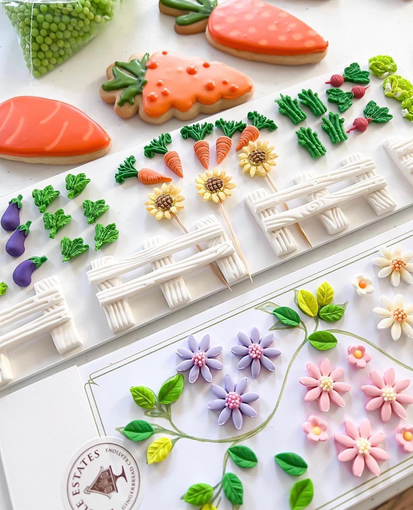 We mean it when we say &quot;details matter&quot; and these sugar accessories truly speak for themselves 🤎 They're almost too cute to eat. Head to our website to view all of our beautiful Spring Collection.⁣
⁣
www.edibleestates.com⁣
⁣
⁣
⁣
#edibleest