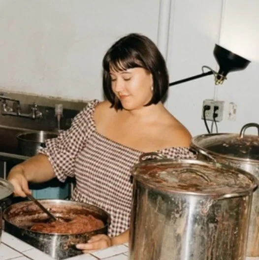 Join us next weekend for a workshop with Detroit-based artist @rosemarinetextiles 🌿 Meghan will teach us how to make botanical paints and then use them to paint on a silk scarf 🧣 Each person will take home a scarf of their own creation, perfect for