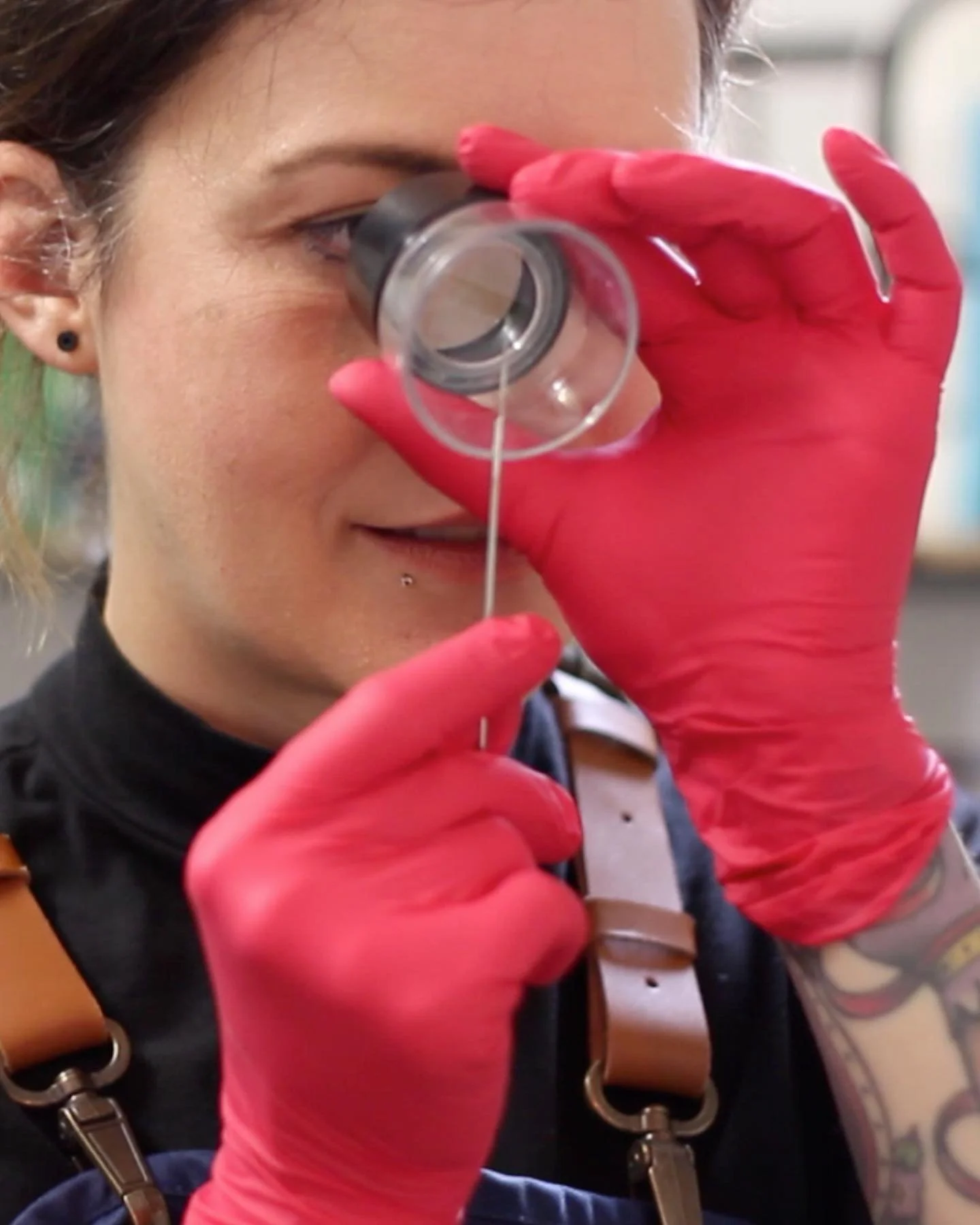 Qualit&auml;t, die unter die Haut geht 
Bevor die Nadel die Haut ber&uuml;hrt, wird sie unter die Lupe genommen

#tattoostudioz&uuml;rich #tattoolove❤️ #tattookunst #tattoohygiene #tattookreis12  #tattooartisz&uuml;rich #tattooartis #inkedwithlove #t