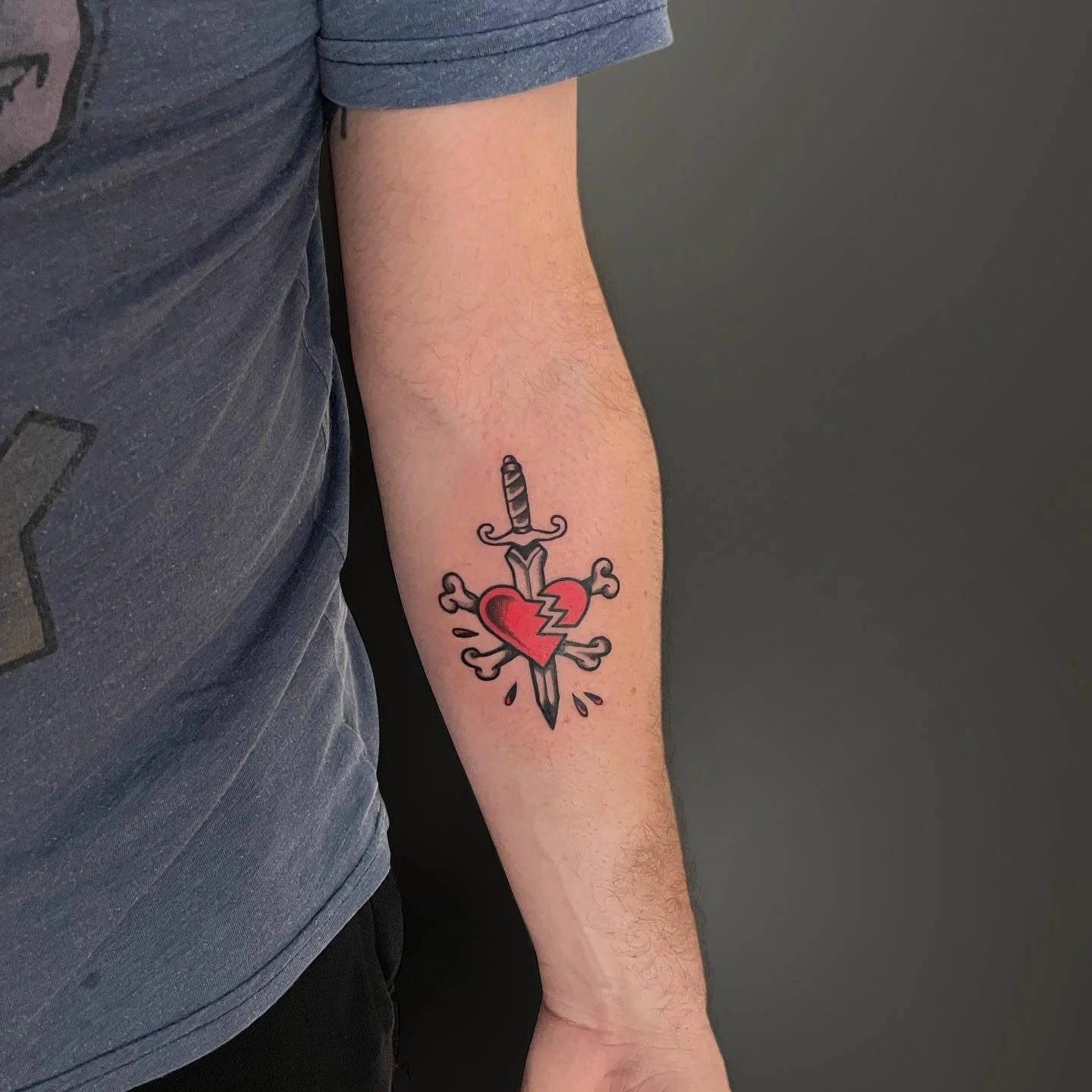 F&uuml;r alle, die Musik nicht nur h&ouml;ren, sondern leben &hellip; 🤘🏻
.
.
.
.

#bouncingsouls #punktattoo #bandtattoo #tattooinspiration #tattoogermany #schwerttattoo #inkedcommunity #tattoolove #musikunterderhaut #tattoostyle #customtattoo #bla