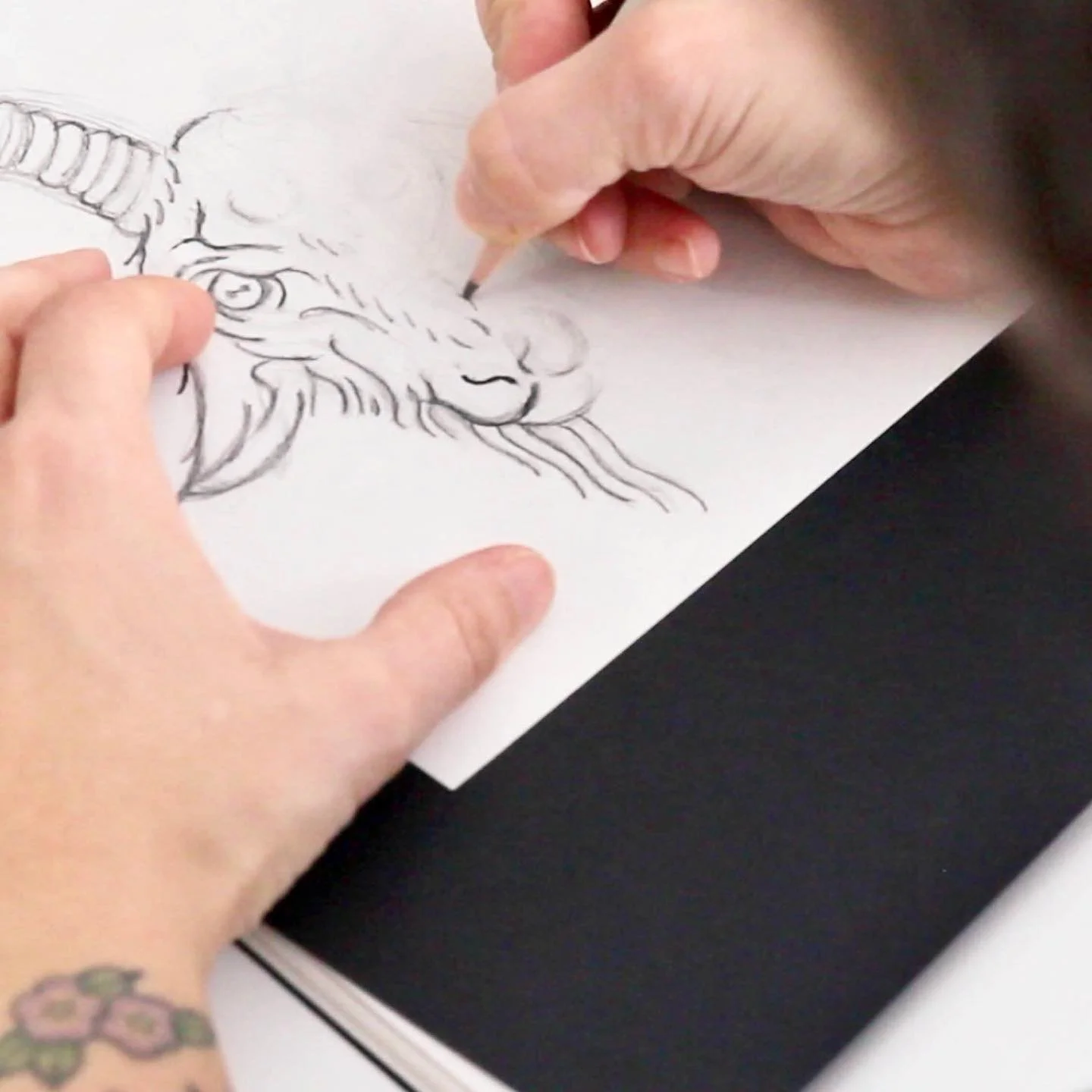 Studio-Zeit Hier ist ein kleiner Blick hinter die Kulissen, w&auml;hrend ich an einem neuen Design arbeite. Die Skizze ist der erste Schritt. Stay tuned f&uuml;r das fertige Kunstwerk ✏️
.
.
.
.
#behindthescenes  #tattooart #Tattoo #inked #tattoodraw