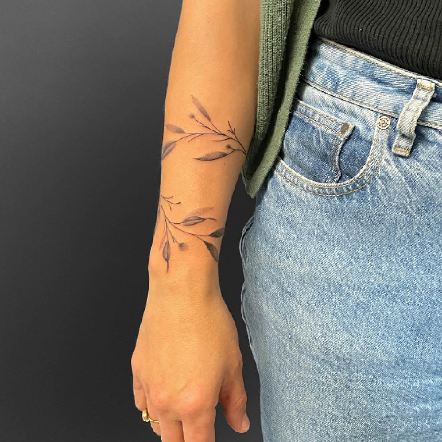 .
.
.
.

#BlumenTattoo #FloralInk #TattooInspiration #Individualit&auml;t #TattooStudio #NatureLovers #TattooKunst
#TattooStudio #TattooIdeen #TattooKunst #ArmTattoo #FloralTattoo #TattooDesign #TattooInspiration #CustomTattoo #EinzigartigeTattoos #B