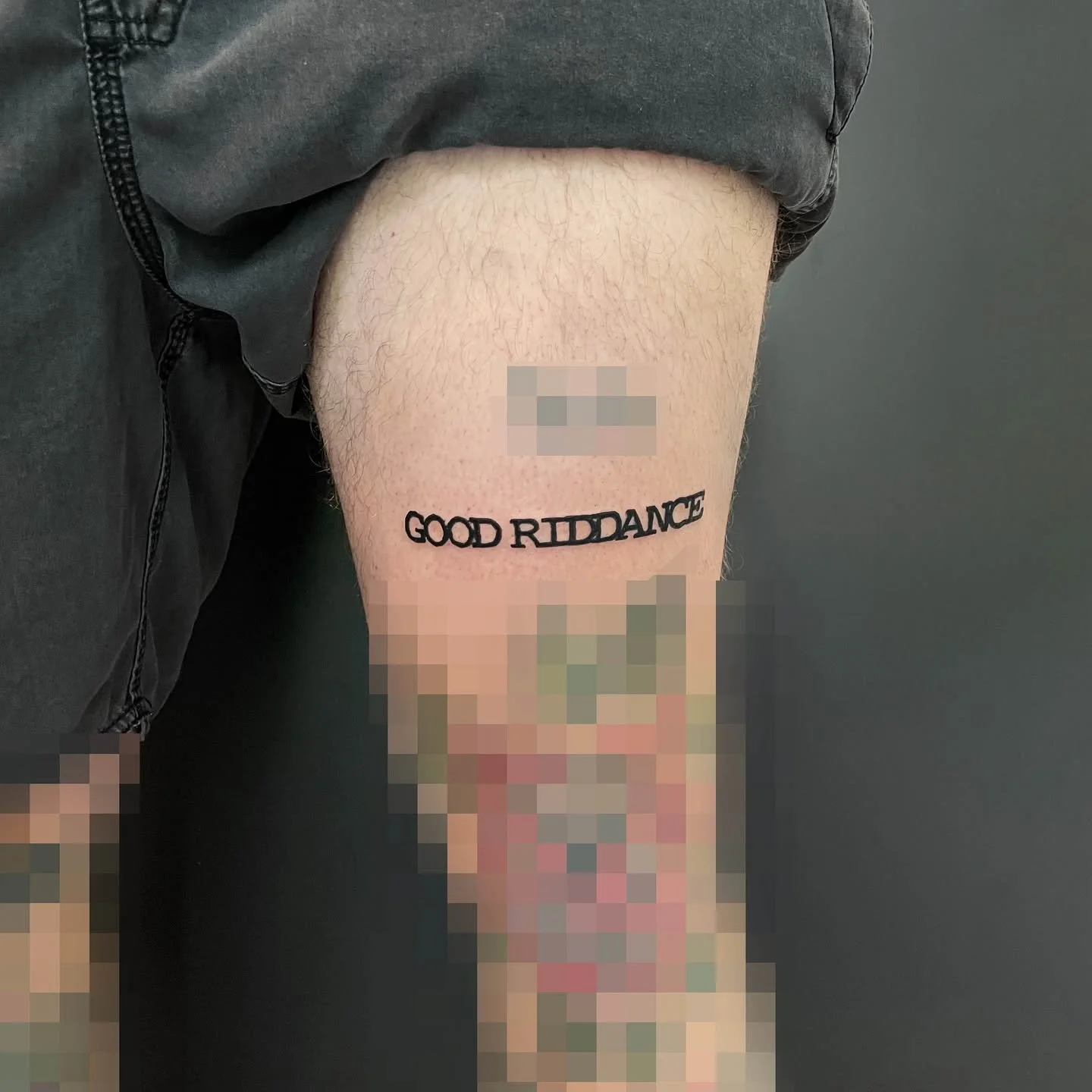 Das Good Riddance Logo ist ein Muss f&uuml;r jeden Punk-Rock-Liebhaber 🤘 Bist du bereit, deine Leidenschaft f&uuml;r Musik auf deiner Haut zu verewigen? Ob du nun ein Fan von Punkrock, Metal oder anderen Genres bist, Band-Logos machen mir immer Spas