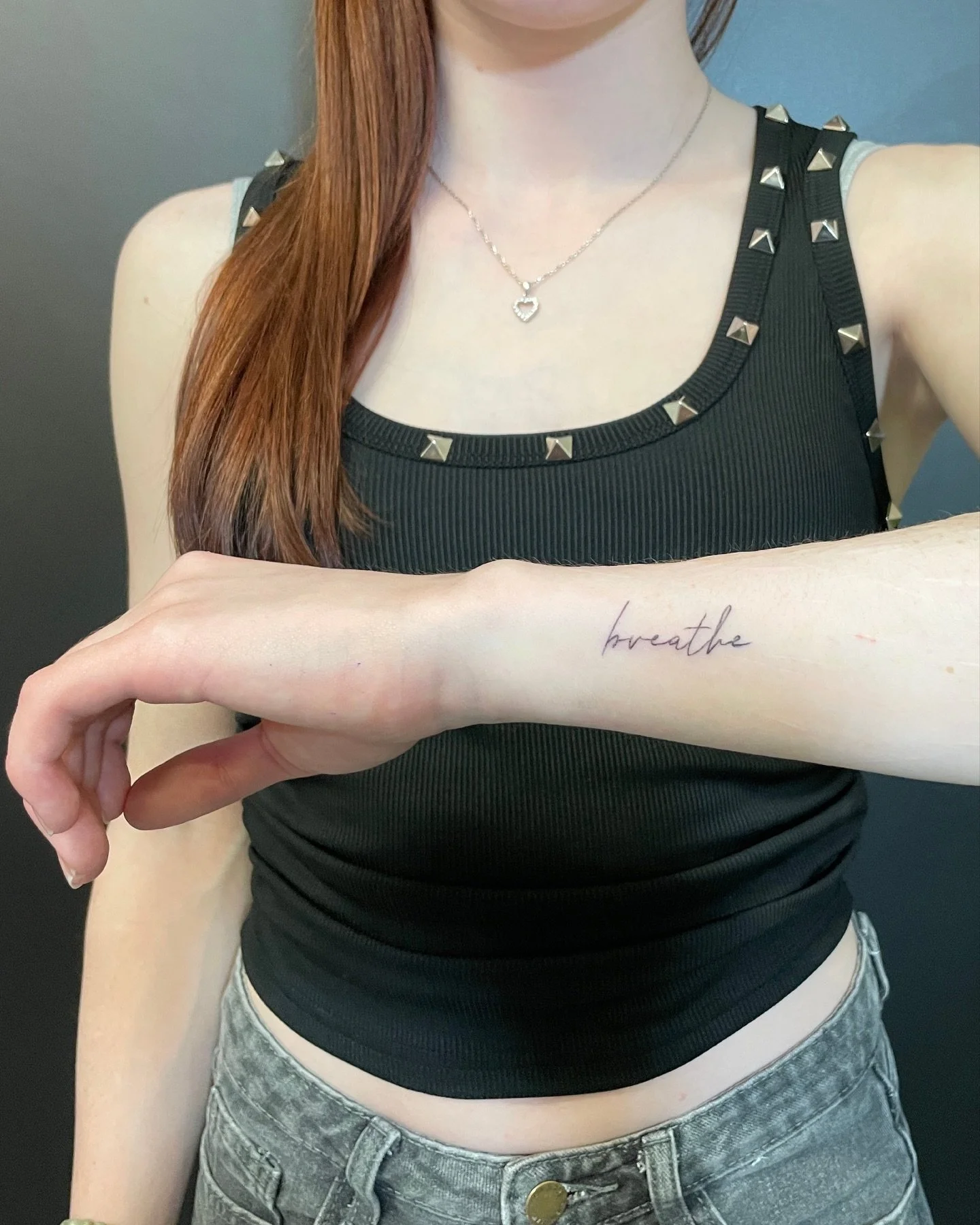 Manchmal braucht es nur ein einziges Wort &hellip; 🖤
.
.
.
#breathe #tattoo #finelines #tattooart #tattoostudio #tattoostudioz&uuml;rich #inked #selflove #reminder #tattooinspiration