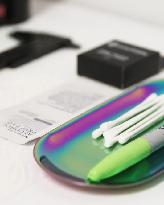 Sichere Brustwarzenpigmentierung mit zertifizierten, veganen Pigmenten und höchster Hygiene nach BAG-Richtlinien.