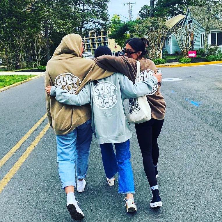 Three pals enjoying each other&rsquo;s company in their cozy #surfbagelsweatshirts ❣️❣️❣️

#ourcustomersrock #sundayfunday #eatlocalsurfglobal #bagelsnearme #bakedfreshdaily #spreadthestoke #breakfast #lunch #staystoked #lewes #midway #milford #longn