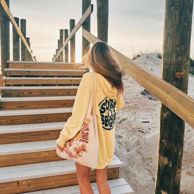 The beach is calling 🏖️ 

Shout out to @ssarahcon for sharing this super cool photo of your #surfbagelsweatshirt 🤙

#ourcustomersrock #thebeachiscalling #surfbagelmerch #eatlocalsurfglobal #bagelsnearme #bakedfreshdaily #spreadthestoke #breakfast #