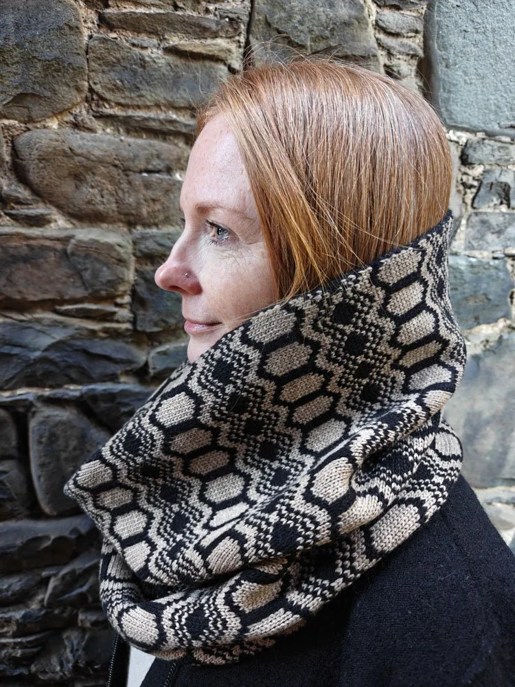 Strandhill Snood- Sand & Black