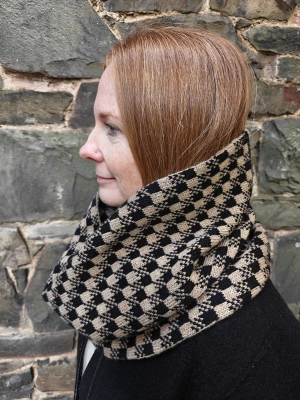 Eildon Snood- Sand & Black