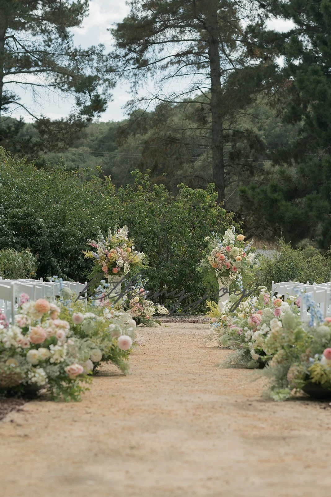 The recent rain is getting me excited for all the beautiful blooms to come! 😍

I can't help but reminisce about this late Summer wedding. Colorful pastels painted the day as love flourished among the blossoms.

Bar: @copperandcrystal 
Catering: @hau