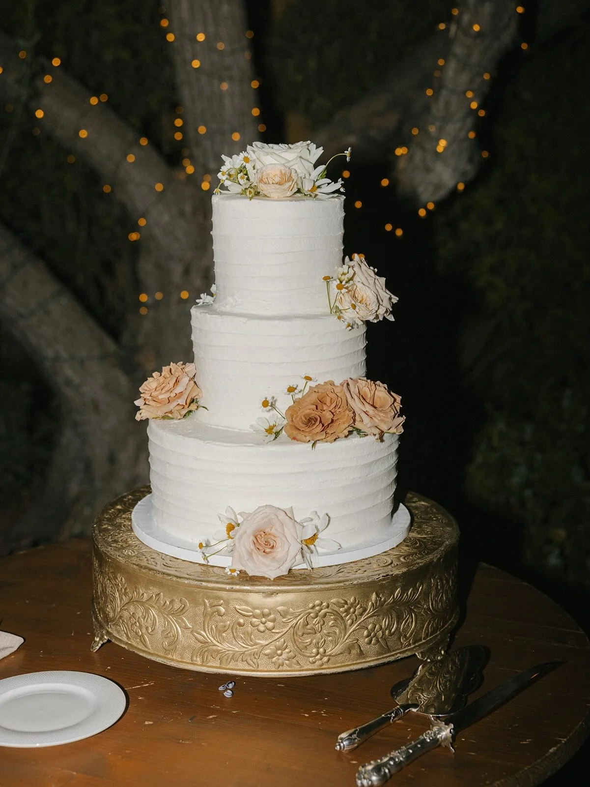 One-size-fits-all? Not here 🍰 Each one unique to each love story 🤍 

Bakers: 
Friends and family
@nothingbundtcakes 
@justbakedpaso 
@pardonmyfrenchslo