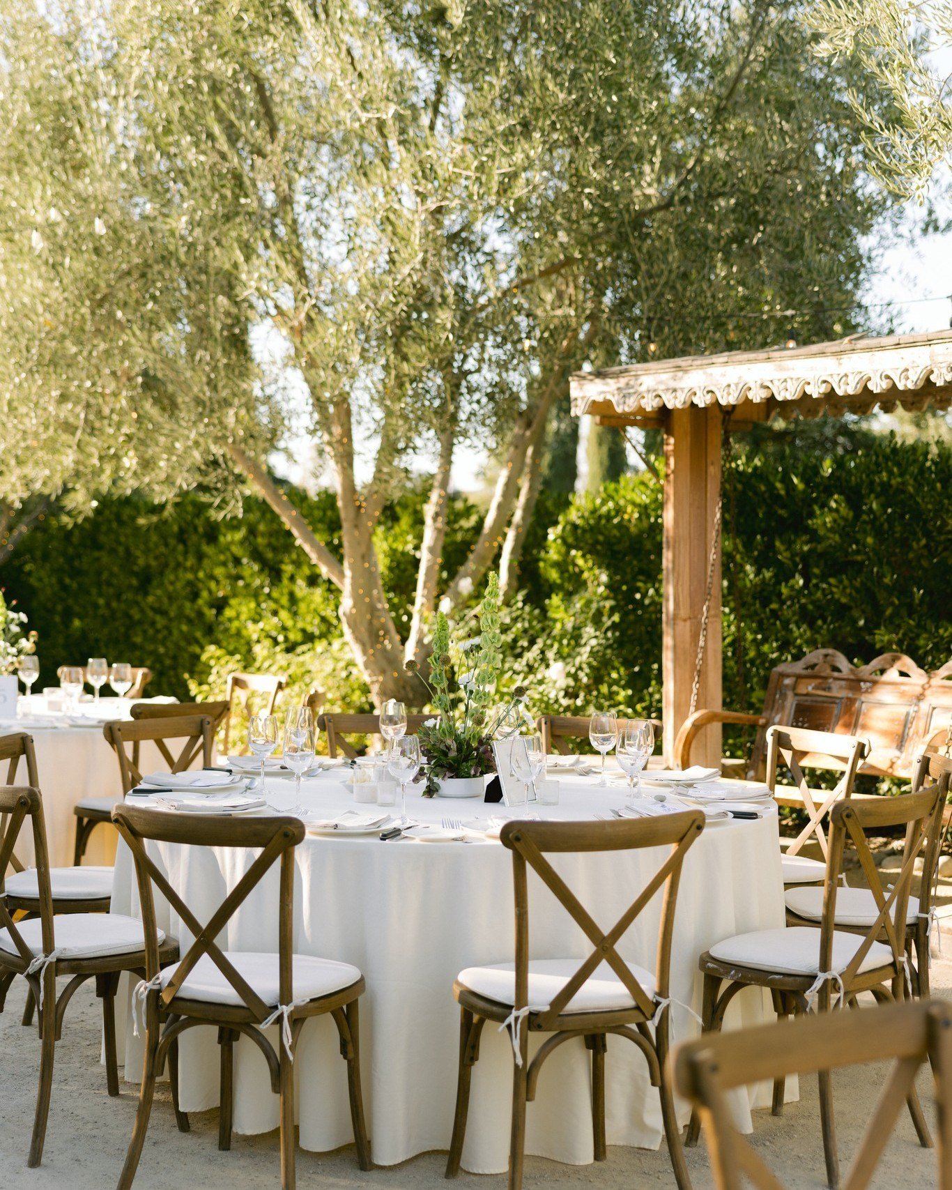 More details from this elegant wedding reception with contemporary design elements! 

Bar: @allegrettovr 
Beauty: @thequeensbees 
Catering: @allegrettovr 
DJ: @comealiveentertainment 
Fashion: @flutterbridalco 
Florals: @adornments_flowers 
Live Musi