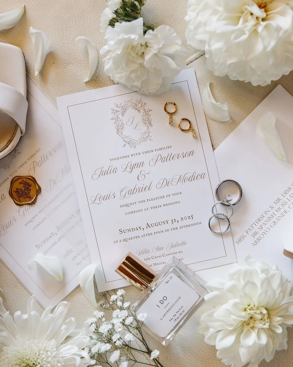 A graceful white and green wedding that symbolizes joy and harmony.

See more details from this blissful day at kreativedetails.com/inspiration/villasanjuliette-wedding-julia-louis

Beauty: @thequeensbees 
Catering: @chefs_table_catering 
Dessert: @s