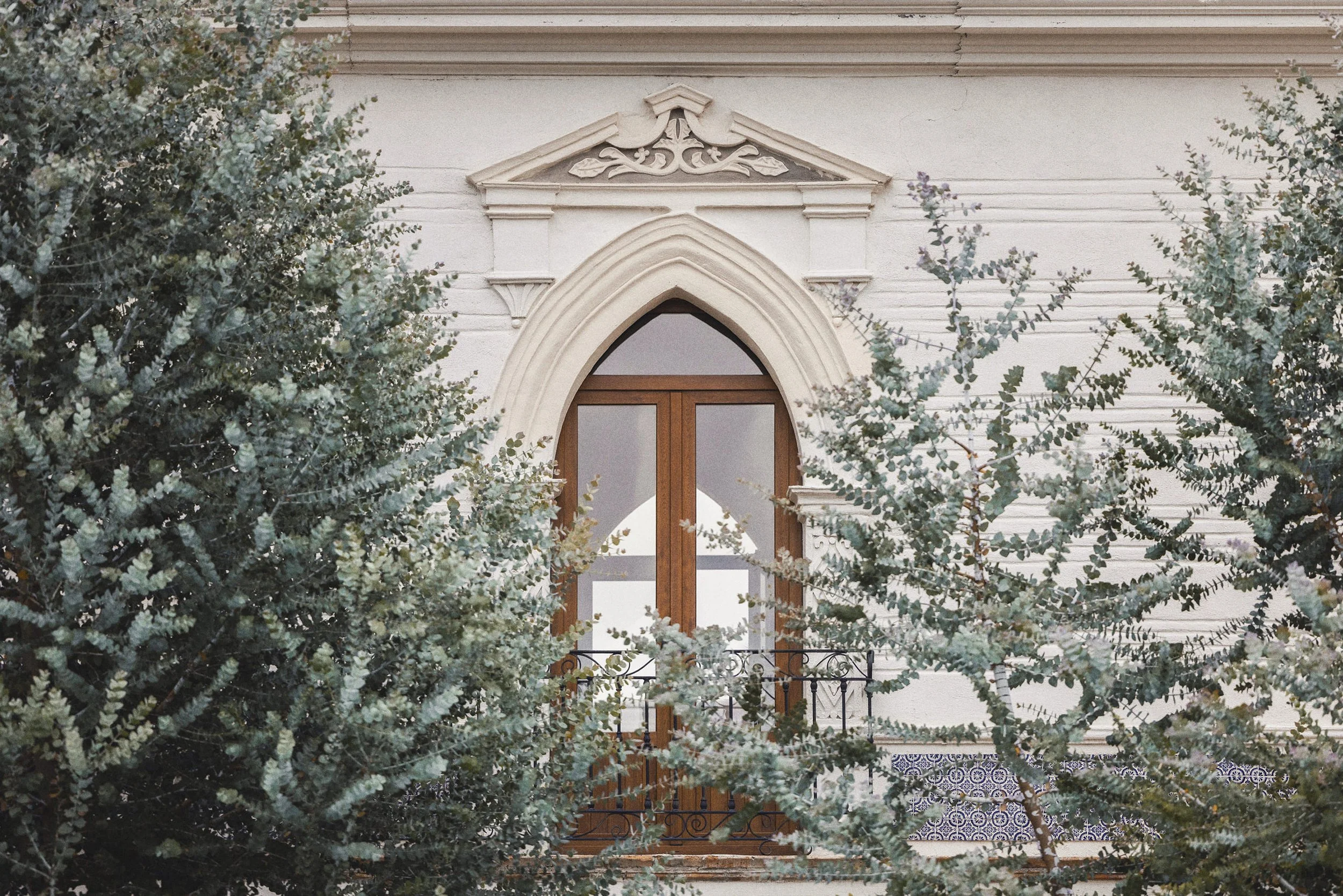 Fotografía exterior de arquitectura del lugar de la ceremonia, fachada con vegetación.