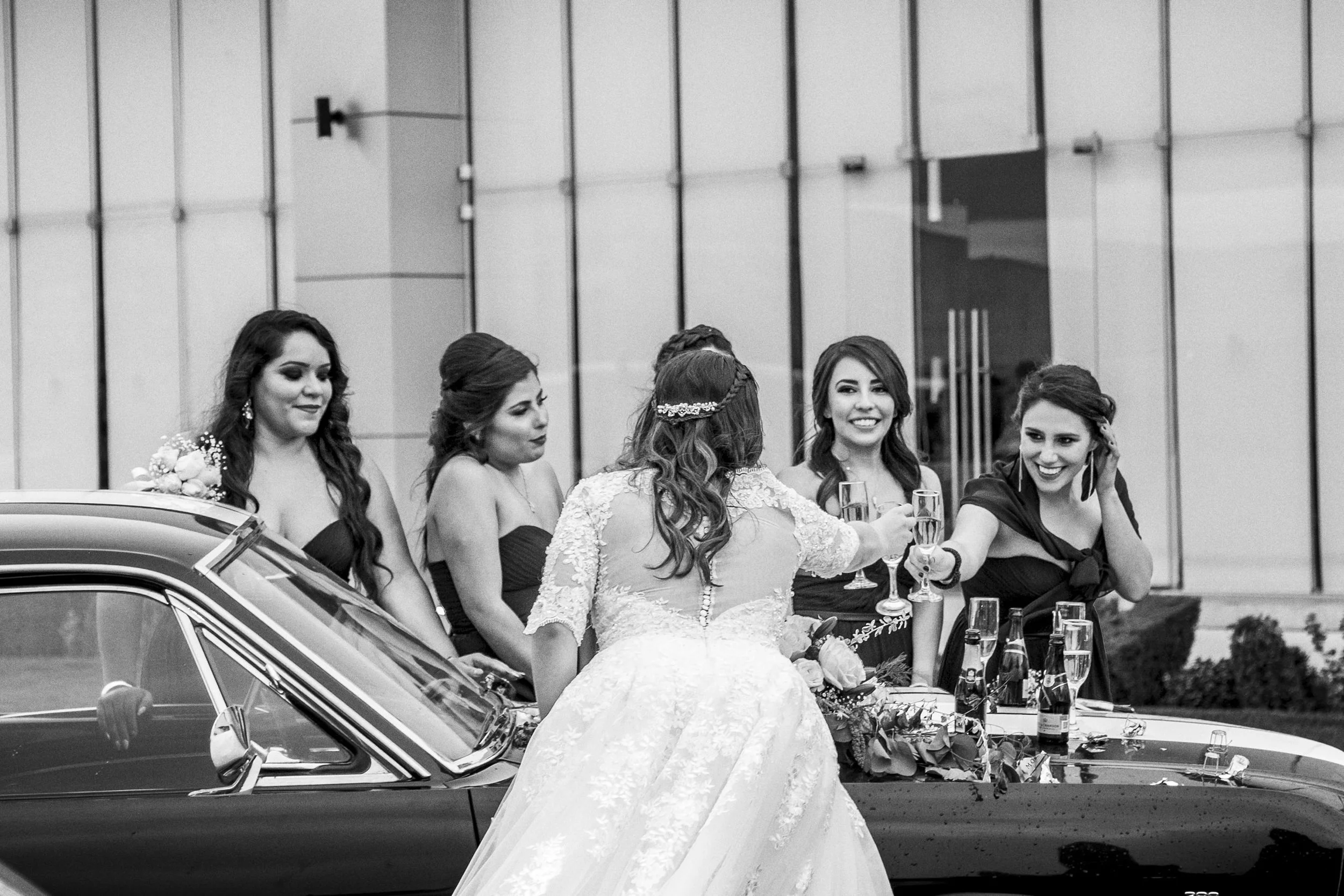 Fotografía documental de novia acompañada por dama de honor, brindis previo a la ceremonia.