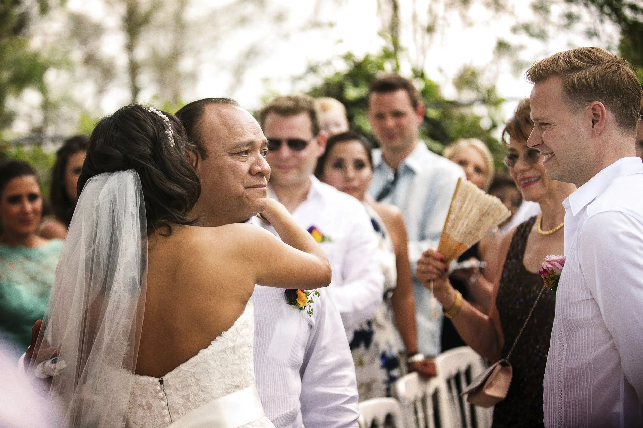 Fotografía de novios llegando al altar antes de la ceremonia, ambiente emotivo.