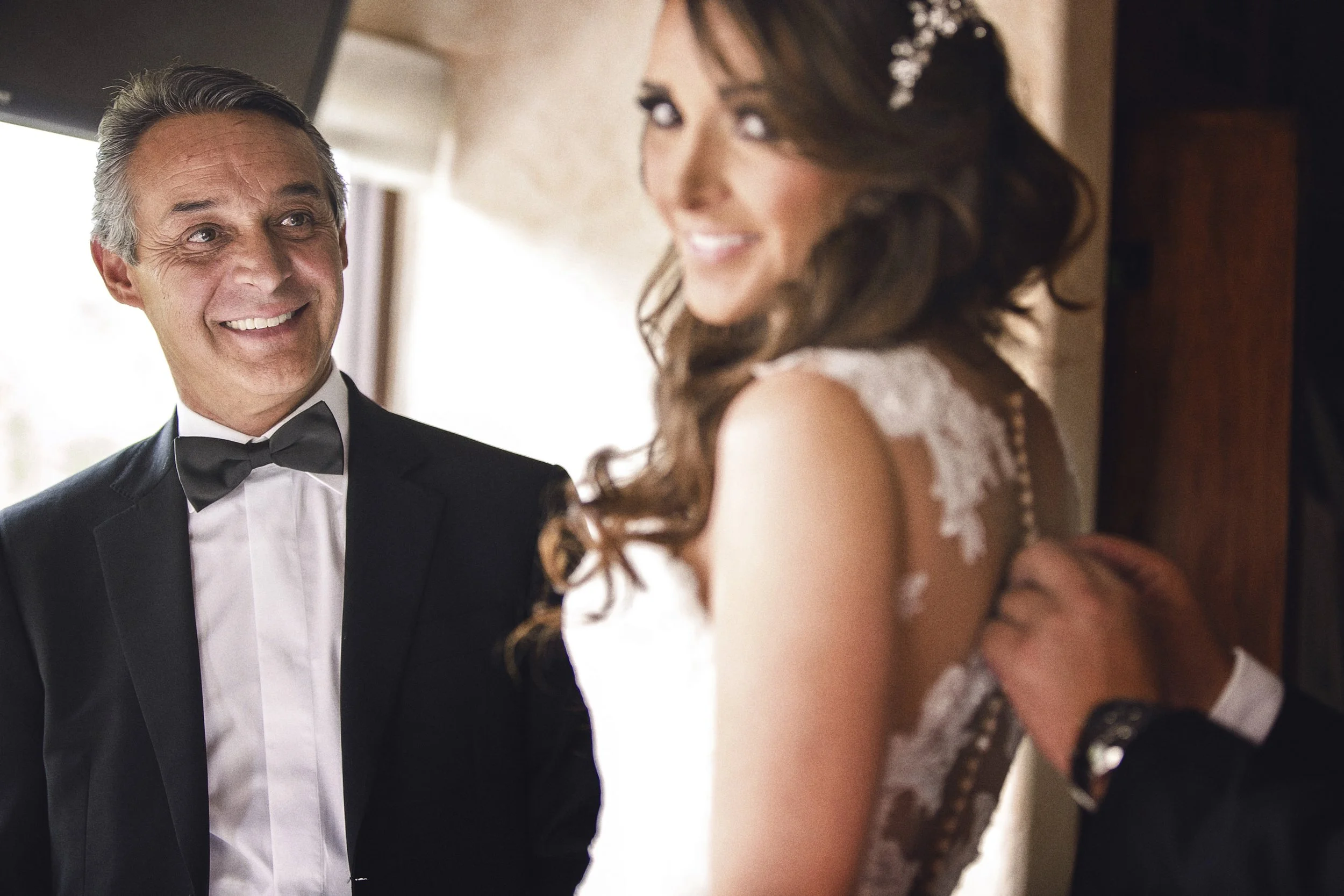 Fotografía documental de novia caminando junto a hombre en interior, momento previo a la ceremonia.