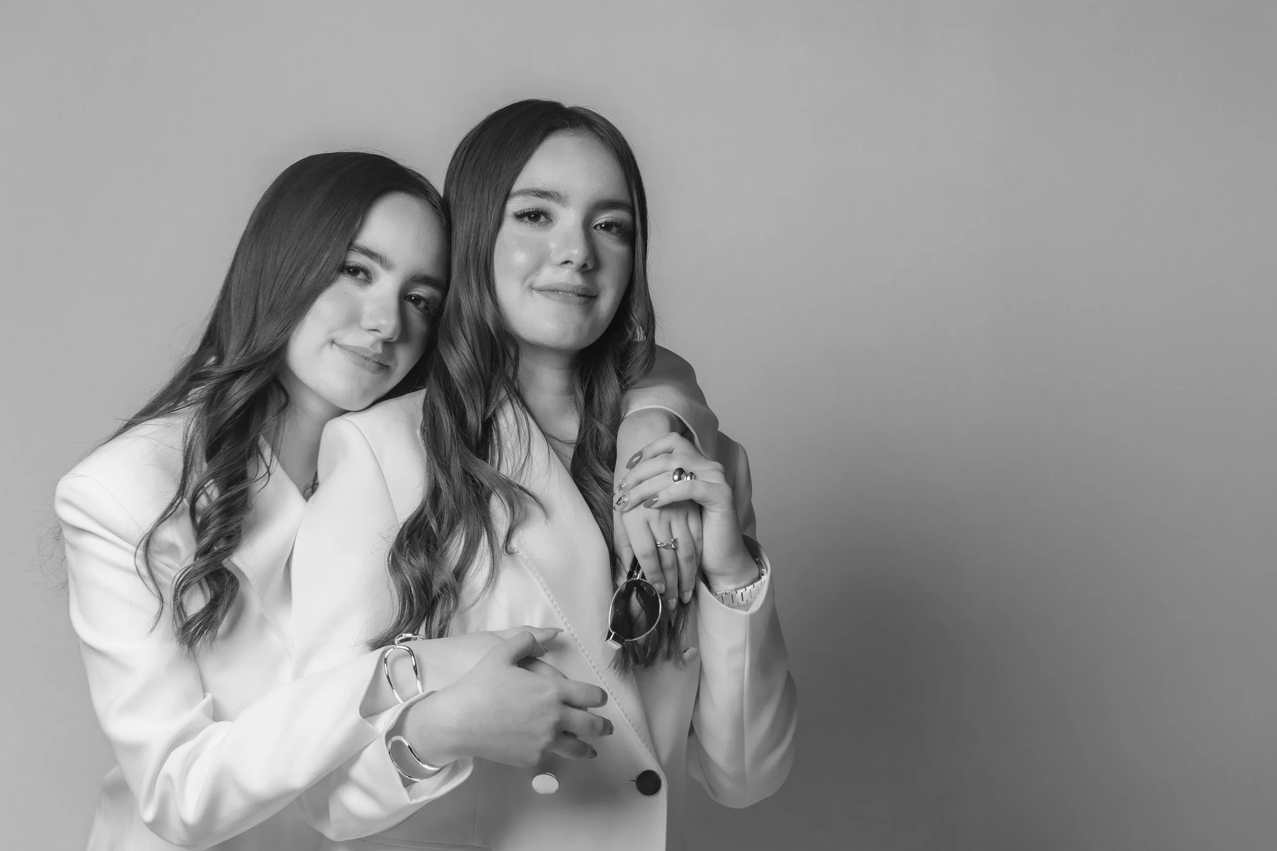 Retrato en blanco y negro de dos mujeres juntas, gesto cercano y expresión serena.