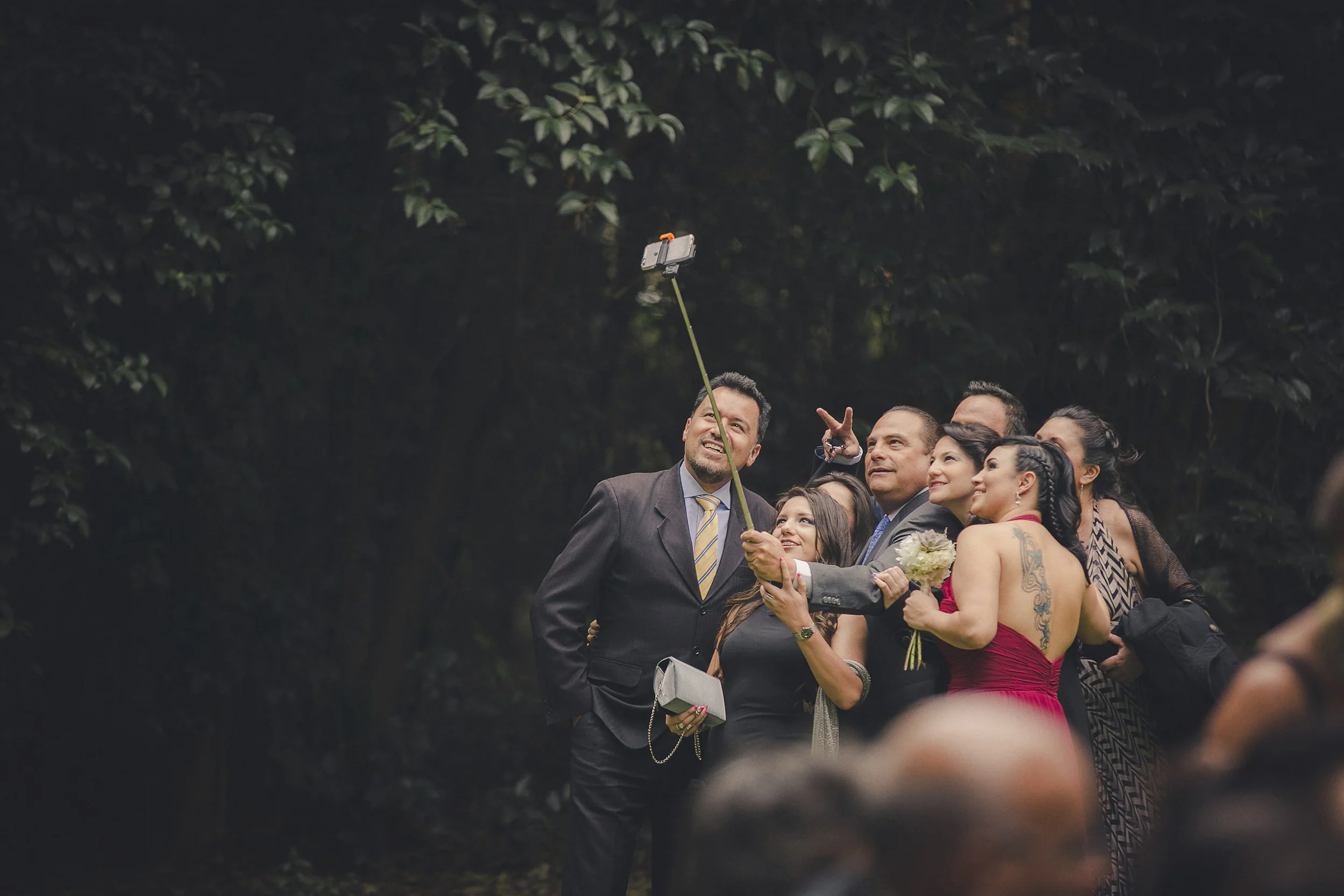 Fotografía documental de grupo de invitados tomándose una fotografía durante la celebración.