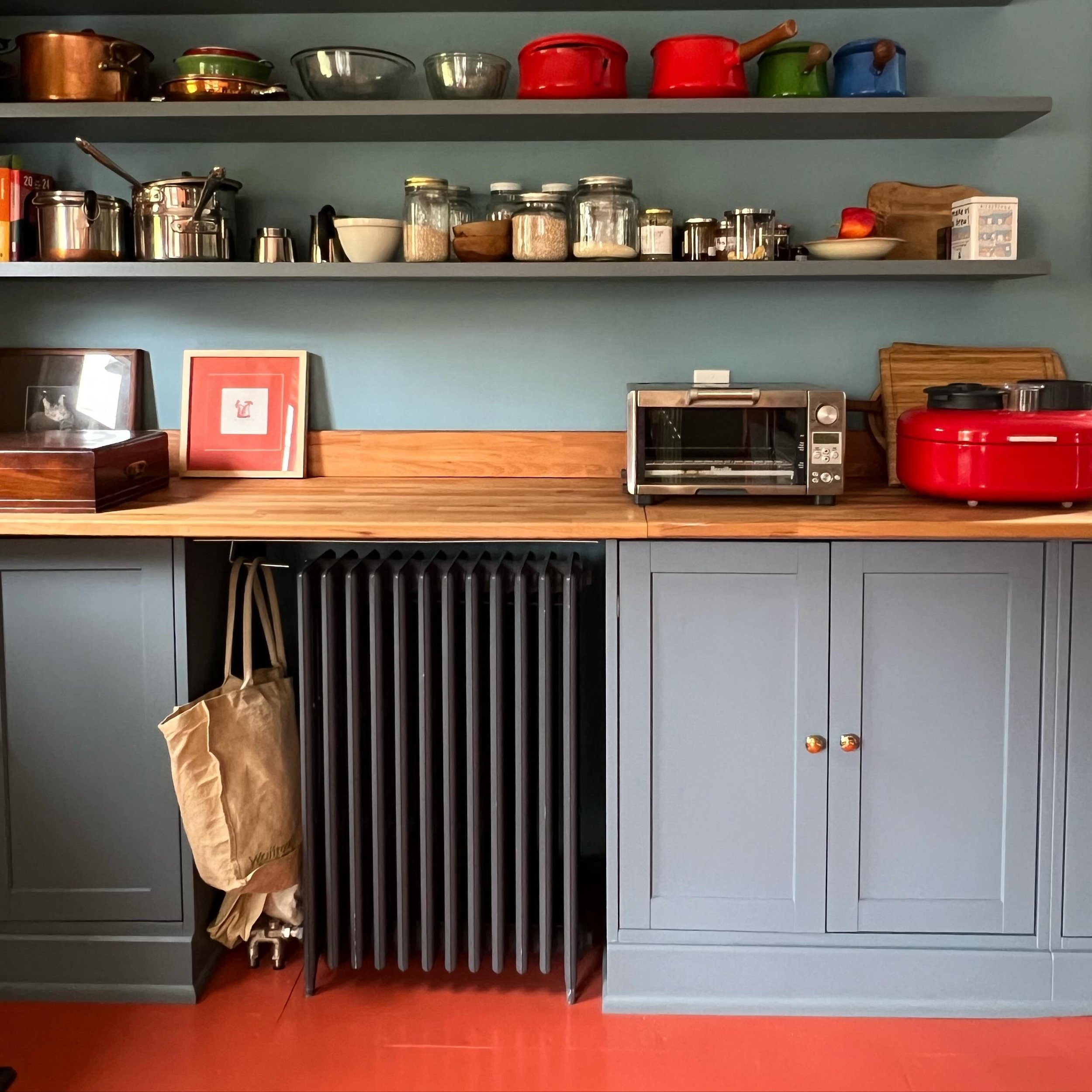 Next to my favorite reading room, my favorite kitchen! Fidelma and James have a way with color and decor that is one of my biggest inspirations.  #colorfulhome #colorlove #colorfulkitchen #friendswithgreattaste