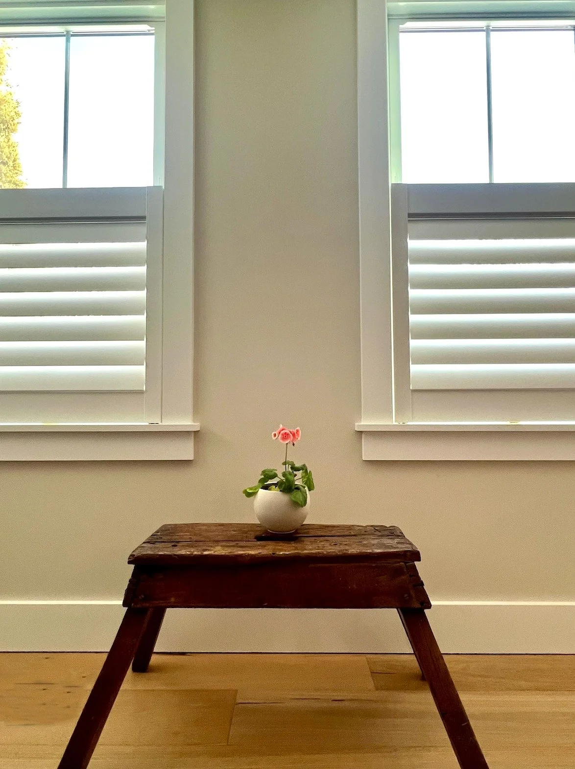 Ben Moore OC 10 White Sand paint review: 
Finding the right white paint can be a challenge: too light, too dark, too yellow, too gray...it goes on and on, and can make you nuts.
Recently I discovered White Sand, which sits perfectly with White Dove t