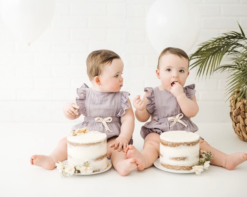 Double the sweetness, double the mess🤍🤍

📷 @nicolekathlynphotography
.
.
.
#barriephotographer #barriesmashcake #newmarketphotographer #newmarketsmashcake #smashcakesession #smashcake #twins #twinsmashcake