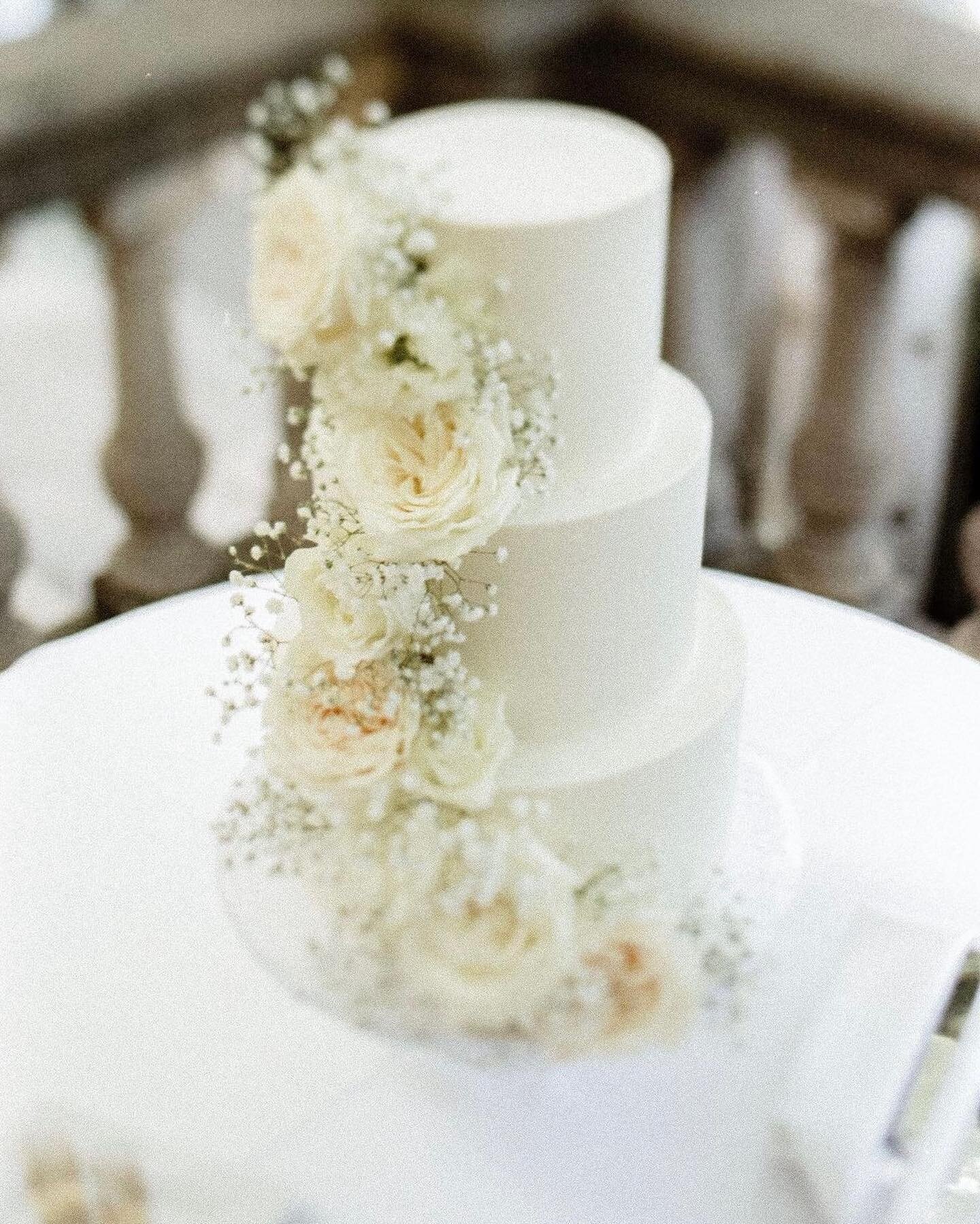 Wedding season has officially begun! We can&rsquo;t wait to create and share all the beautiful wedding cakes we have the pleasure of making in 2023! (Including my own in September!🙊)

Photo from June 2022 wedding at @graydonhallmanor photographed by