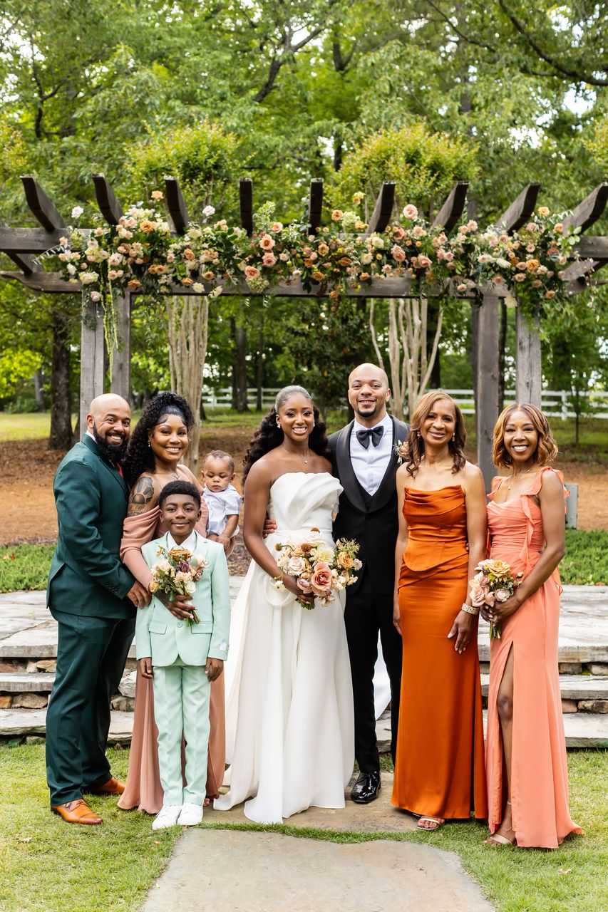 How to Navigate Family Photos on Your Wedding Day Without the Chaos
