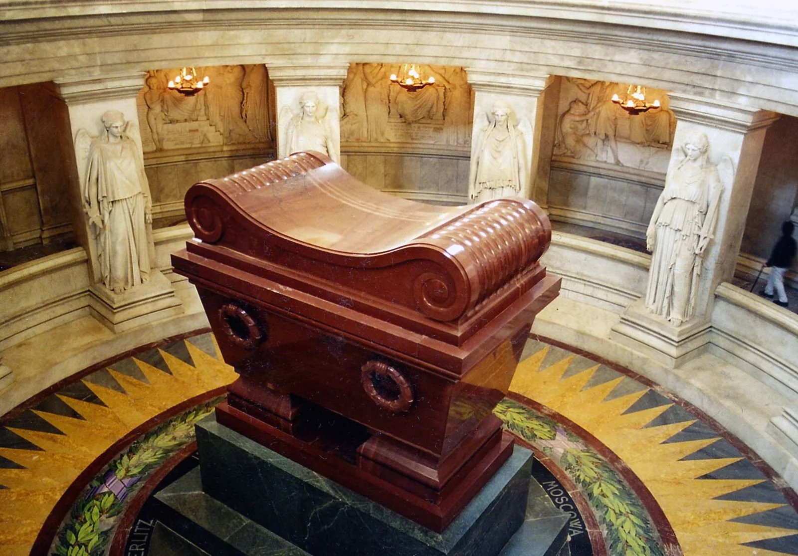 Napoleon’s Tomb paris - 1600px-Paris_Tombeau_Napoléon.jpg