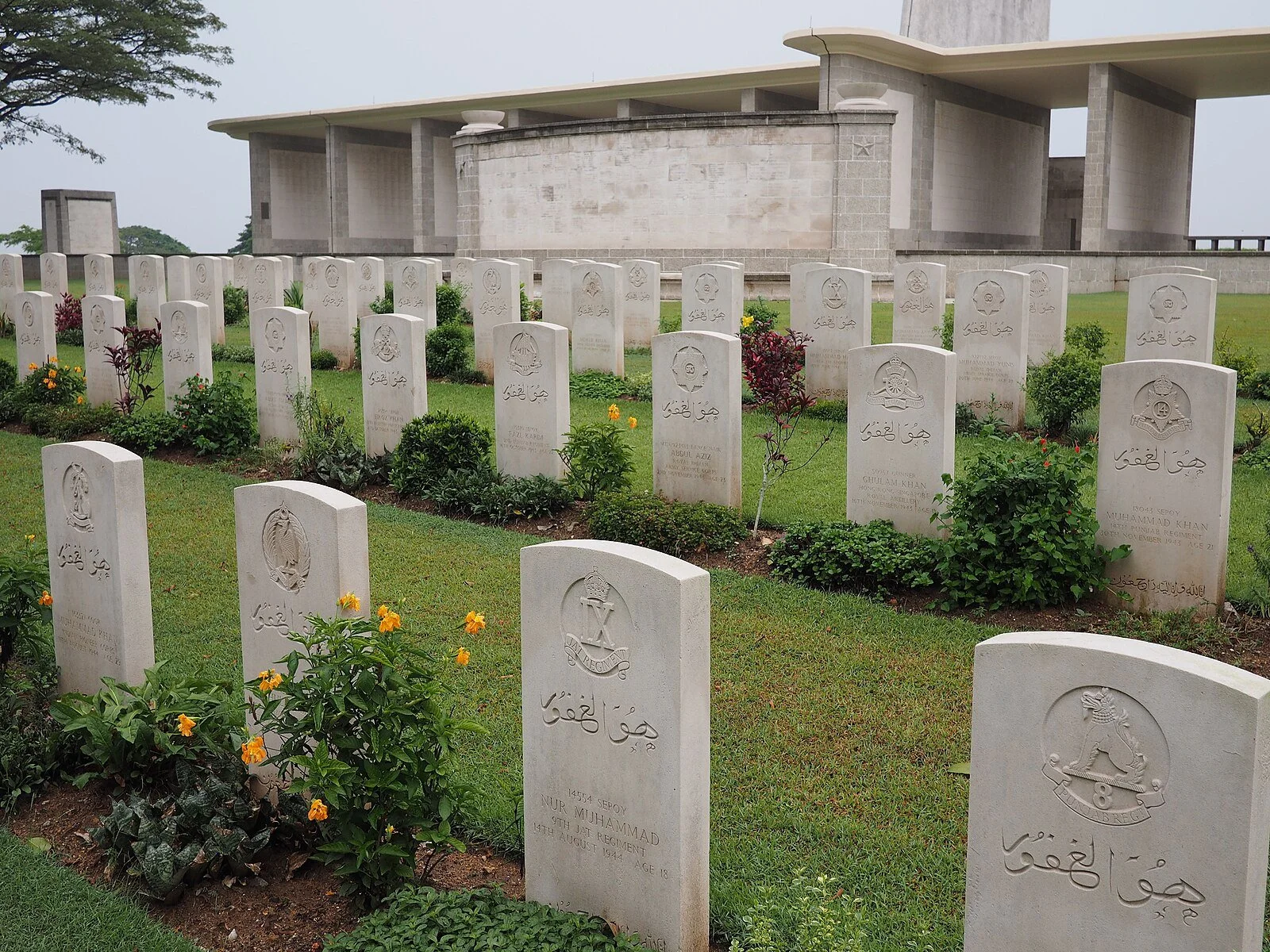 Kranji War - Graves_of_Indian_Army_soldiers_at_the_Kranji_War_Cemetery.jpg