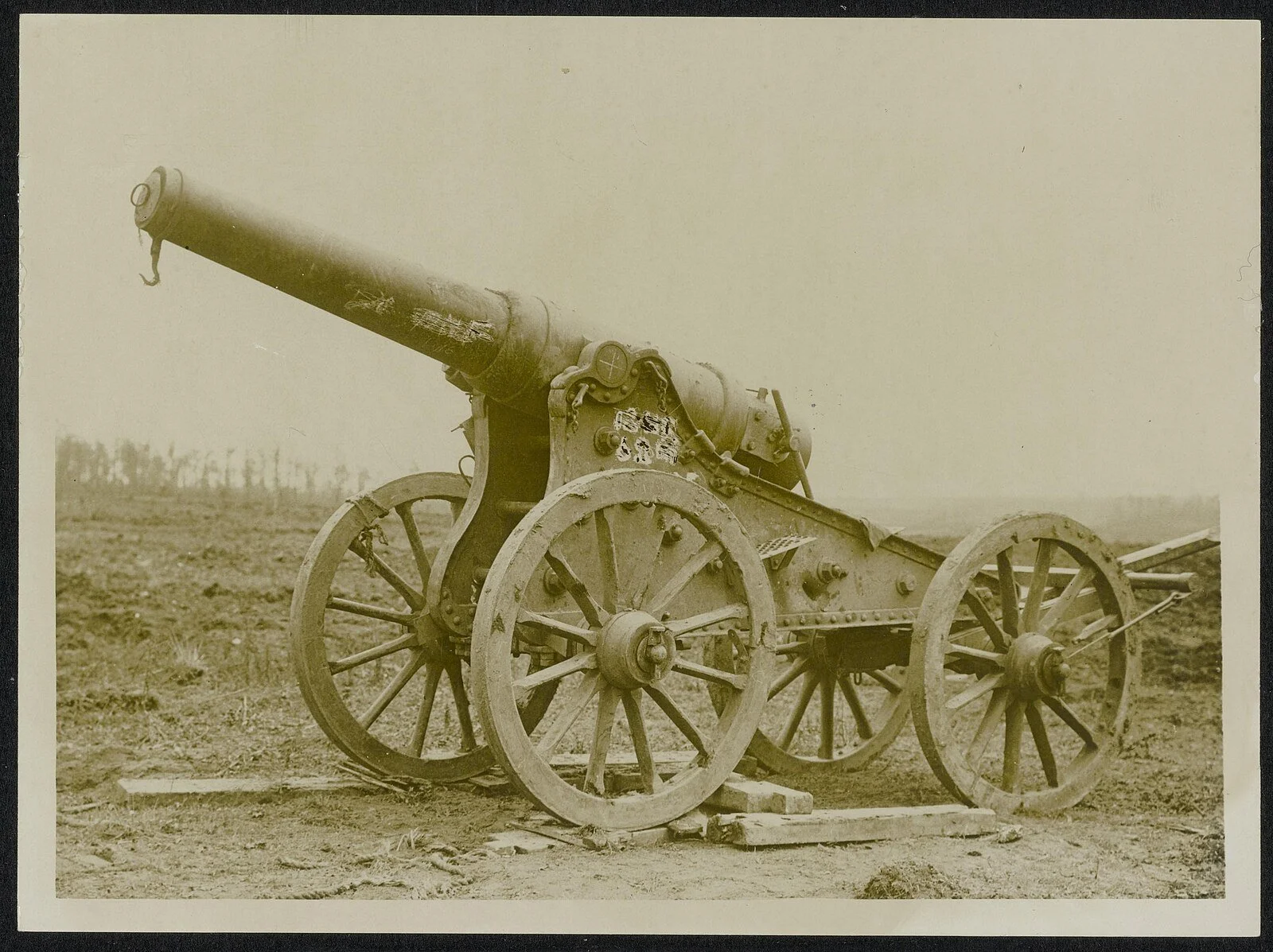somme battlefield_Captured_German_heavy_gun_on_the_battlefield,_Bestanddeelnr_158-0182.jpg