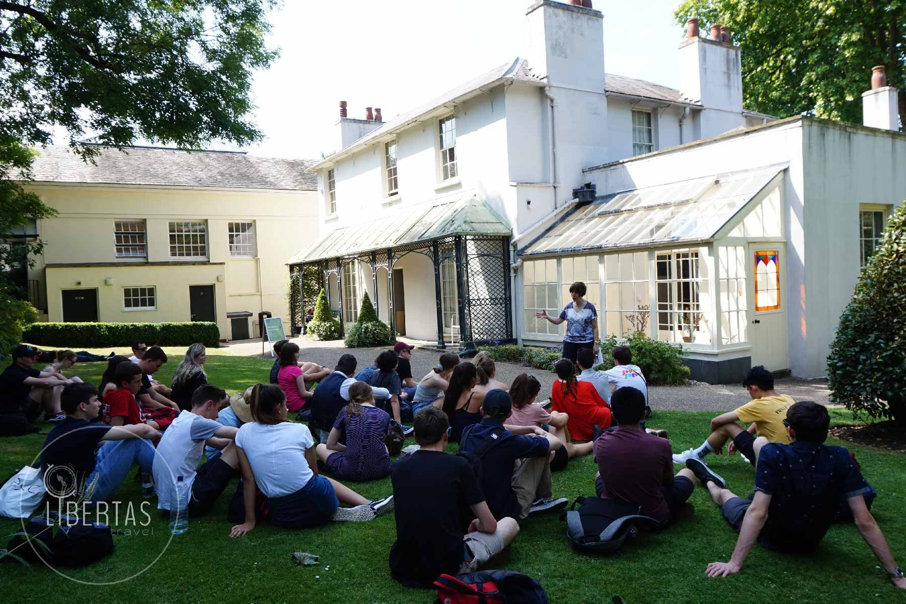 Students gathered on the lawn of Keats House, with their tour guide explaining the history of Keats' life